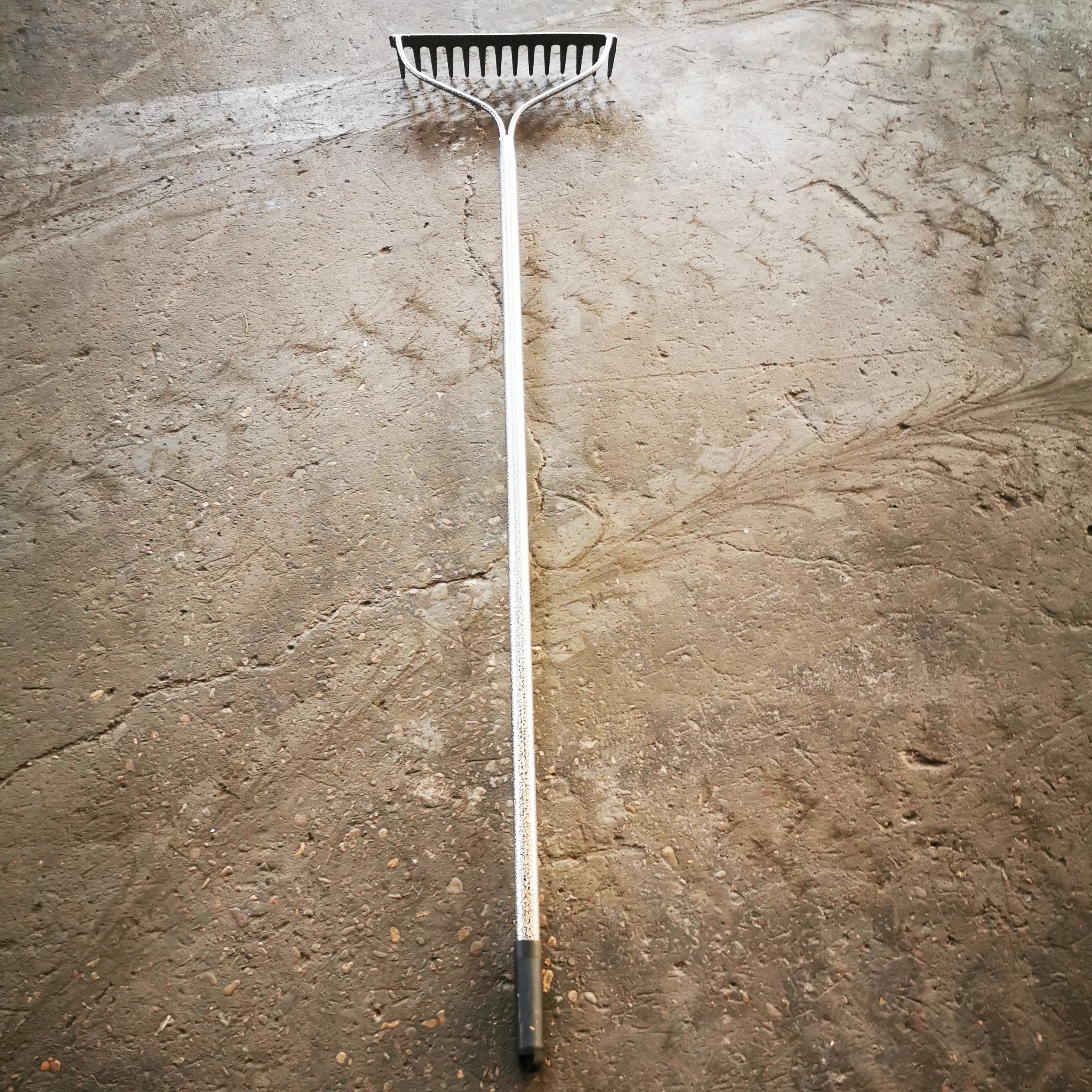 tangshan factory garden tools yemen market steel handle rake