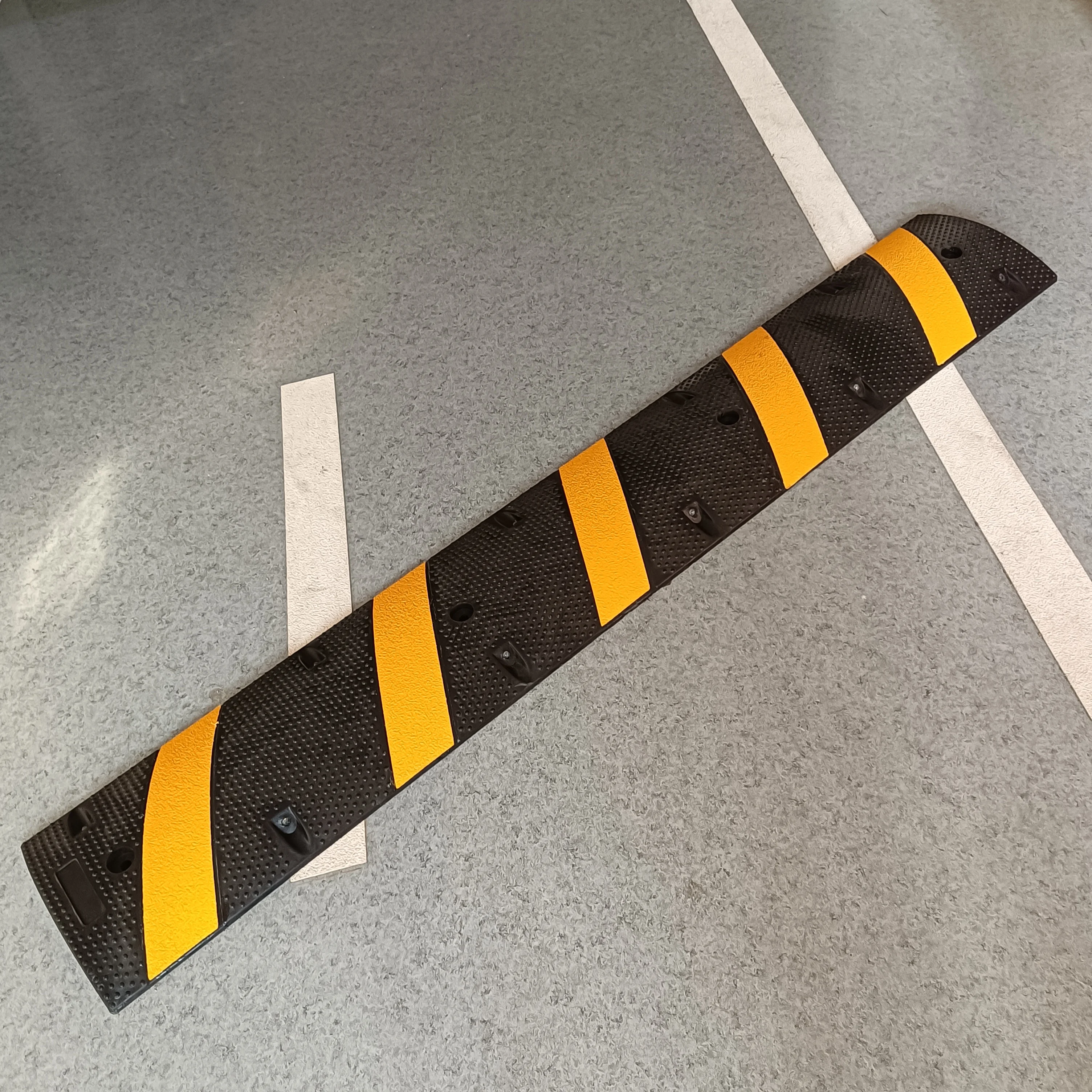 6 ft 72 inch Rubber Speed Hump  22000Lbs Load Capacity Wire Cord Ramp for Asphalt Concrete Gravel Driveway