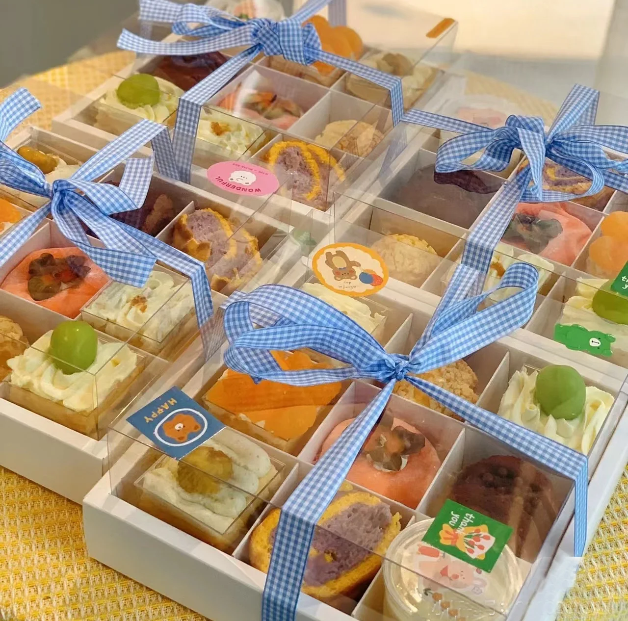 XJH Dessrt Packaging Boxes for Biscuits and Cakes Wedding Favor Boxes for Cake Slice Clear Cupcake Boxes with White Base