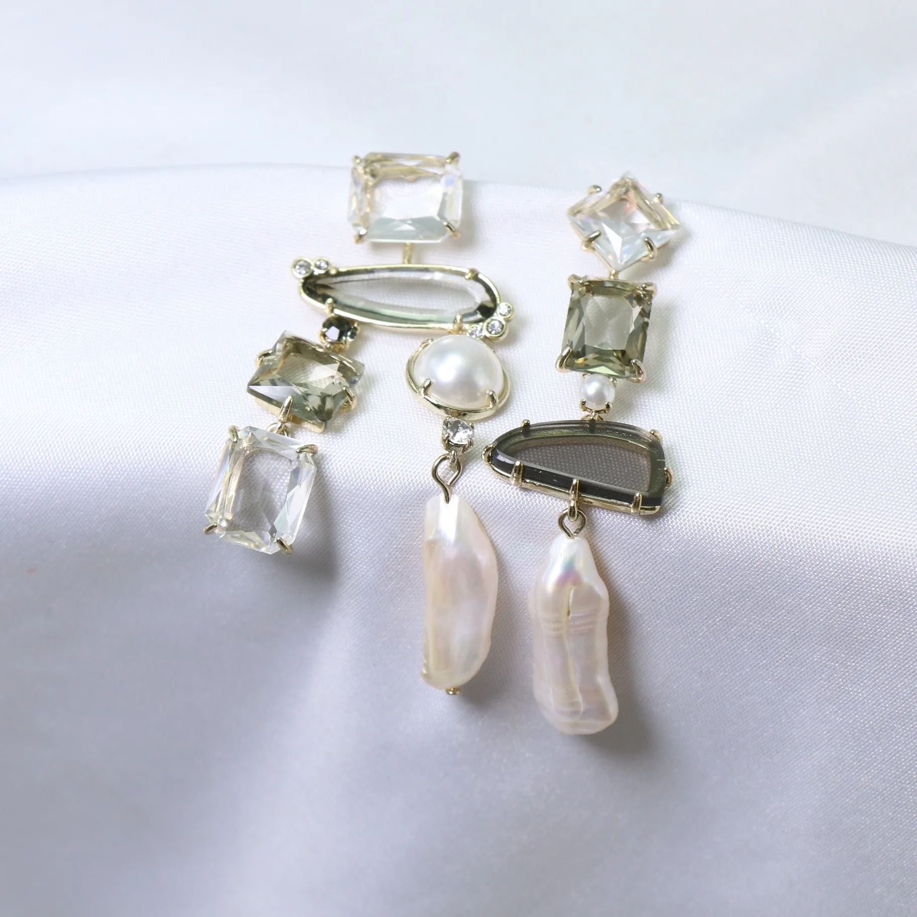 Fashion Asymmetry Elegant Transparent Gray Crystal Baroque Pearl Chandelier Earrings