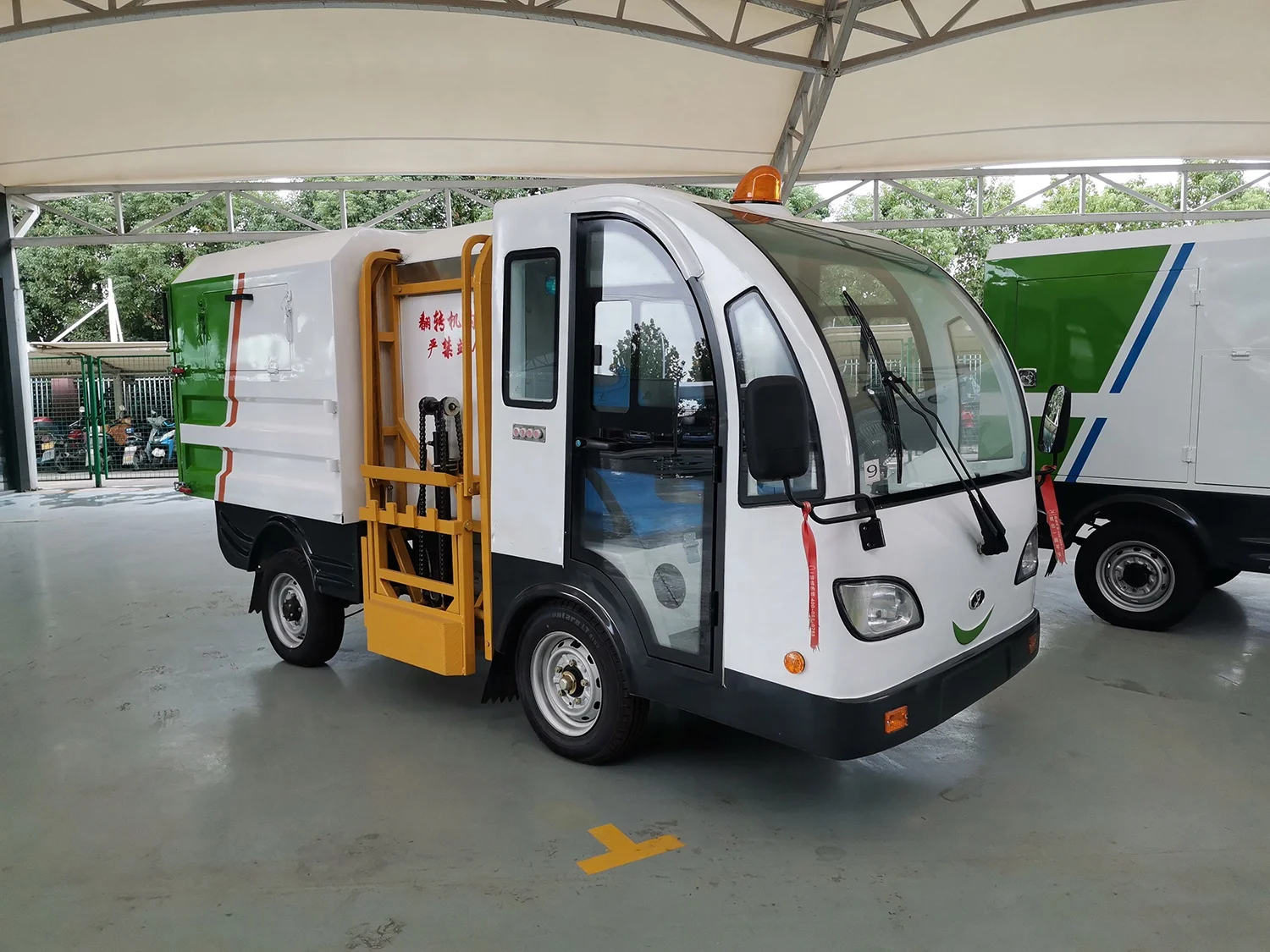 Urban Electric Sealed Bin Lifter Garbage Collection Transfer Compactor Vehicle Truck Price