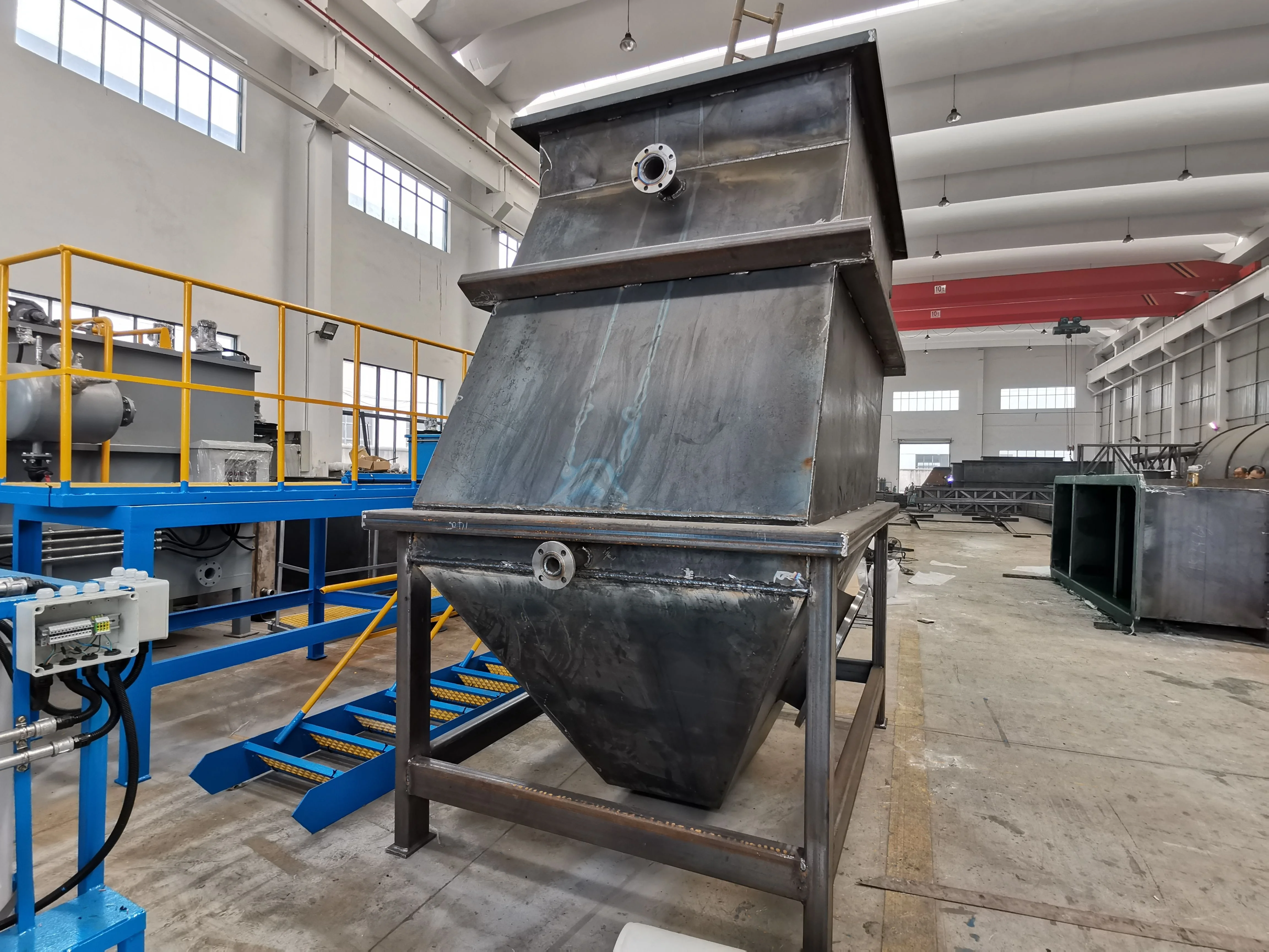 Lamella separator for industrial waste water separation