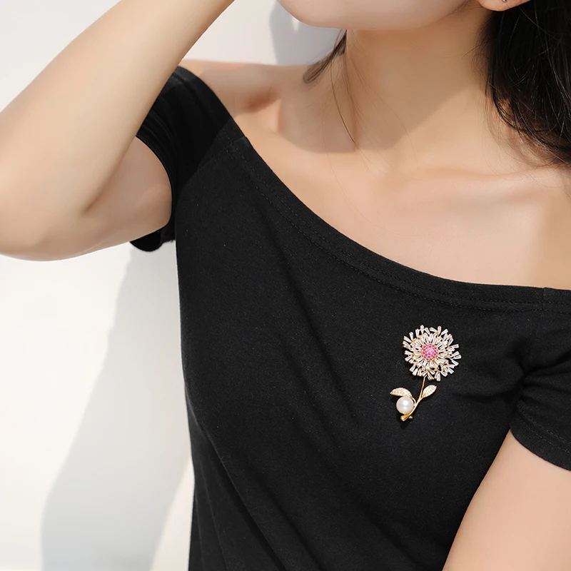 
Korean Channel Dandelion Flower Designer Brooches And Pins Pins Pearl 18k Gold Plated Charming Brooch Women 