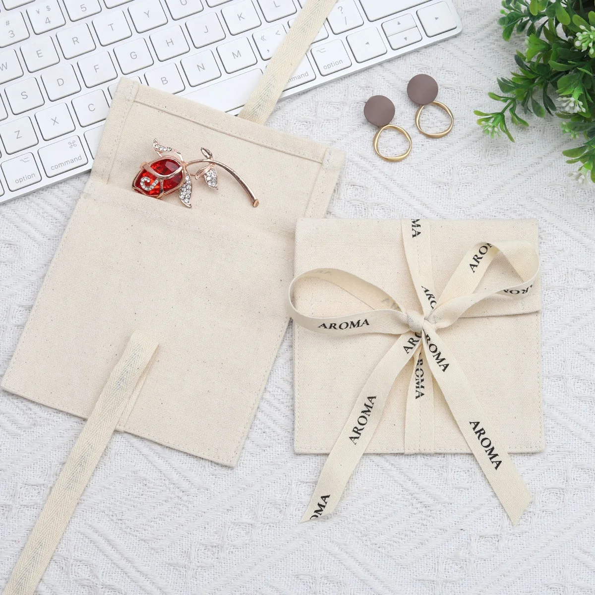 High Quality Organic Cotton Envelope Jewelry Comb Mirror Packing Bag With Ribbon Custom Logo Printed Muslin Envelope Pouch