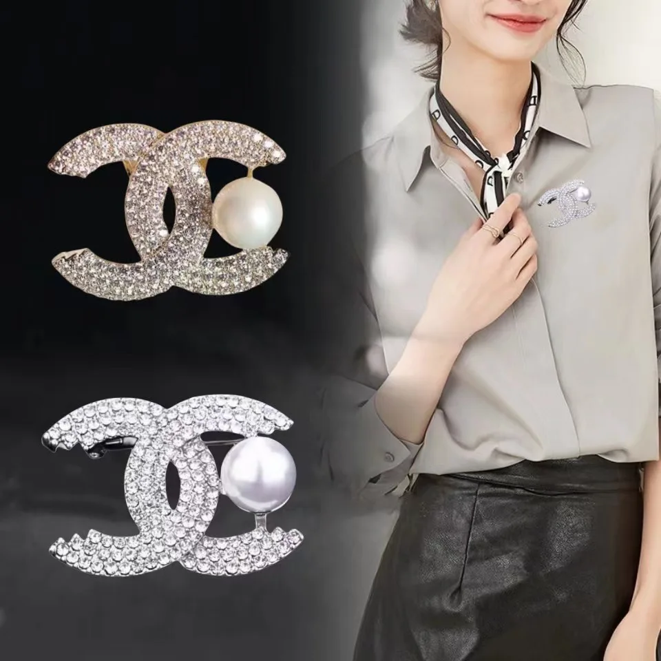 Double C Fashion Pearl Brooch Premium Suit Letter pin anti slip buckle pin Temperament corsage