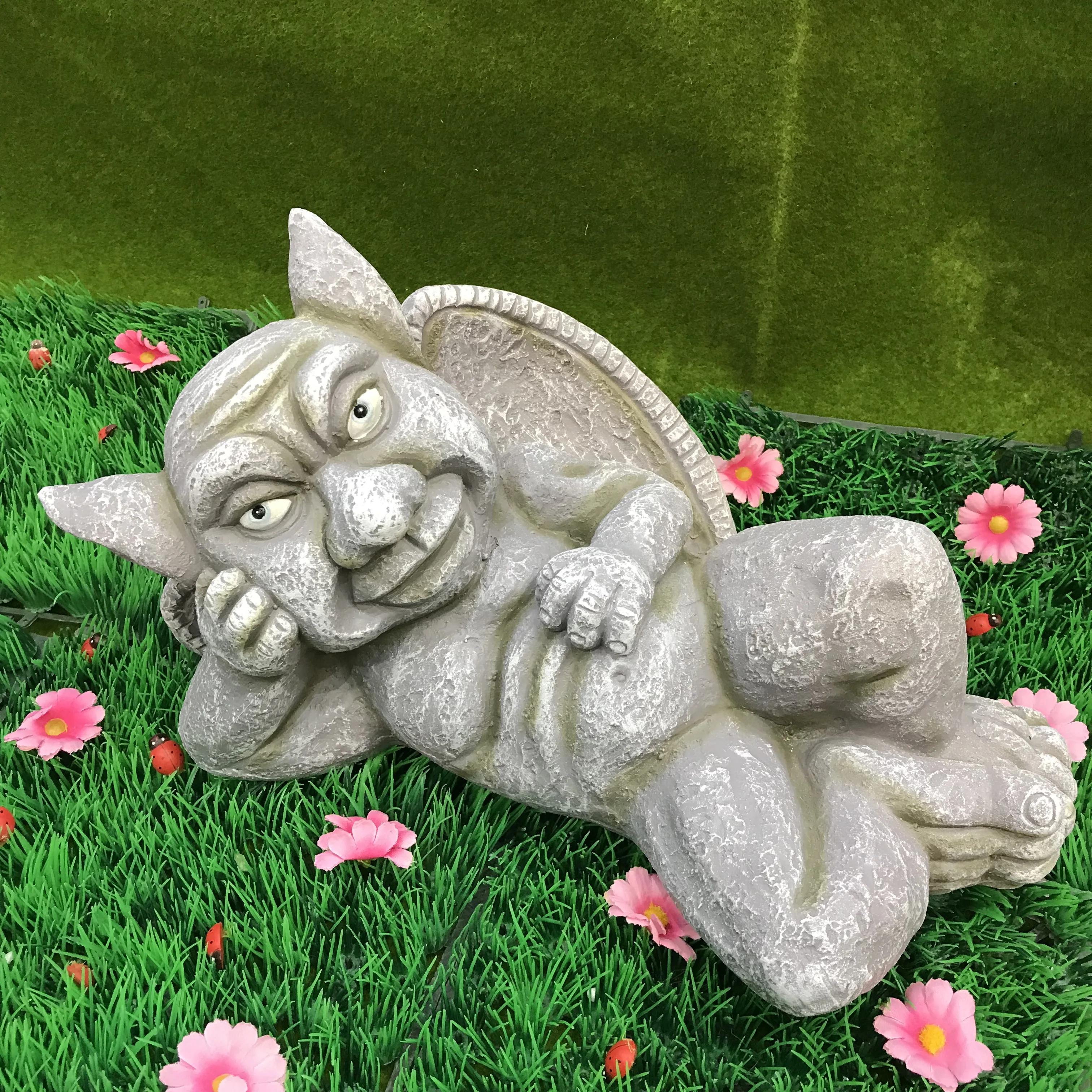 Custom outdoor yard decoration resin funny gargoyle garden statue for sale