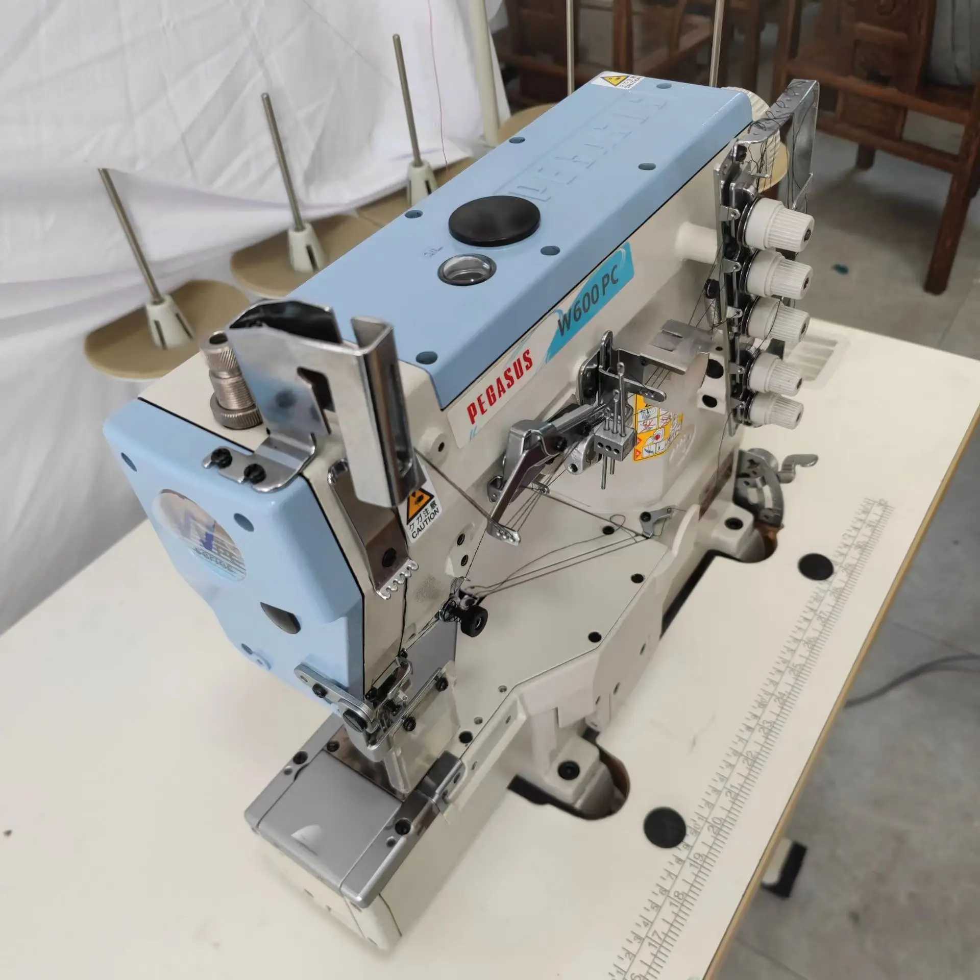 Japan Brand Original Pegasus W662 Barrel Bed Interlock Sewing Machine SecondHand Turning Machine for Sewing Sweatshirts Jeans