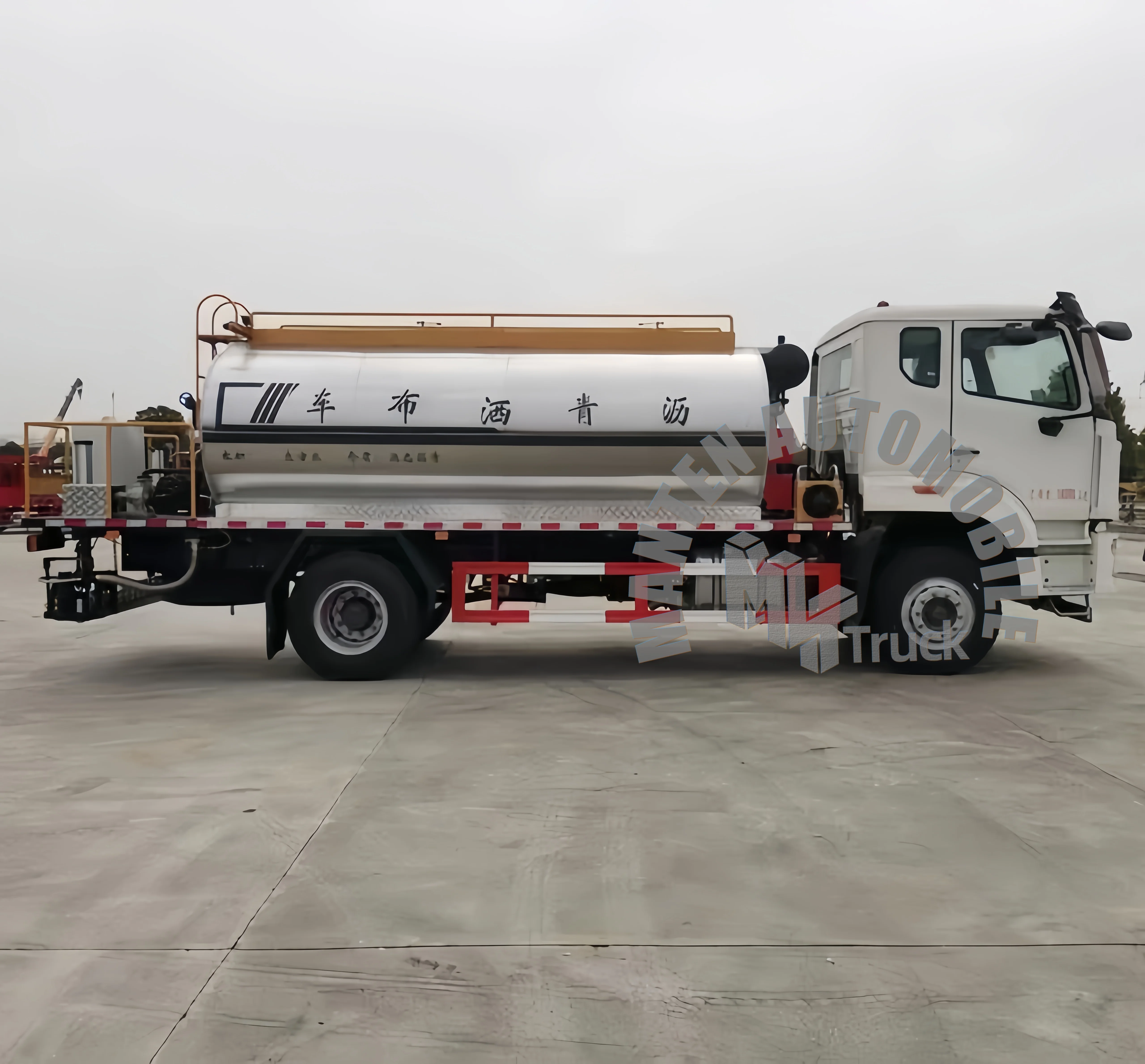 Sinotruk HOWO Asphalt Paver 12CBM Asphalt Emulsion Sprayer LHD RHD Asphalt Sealing Truck