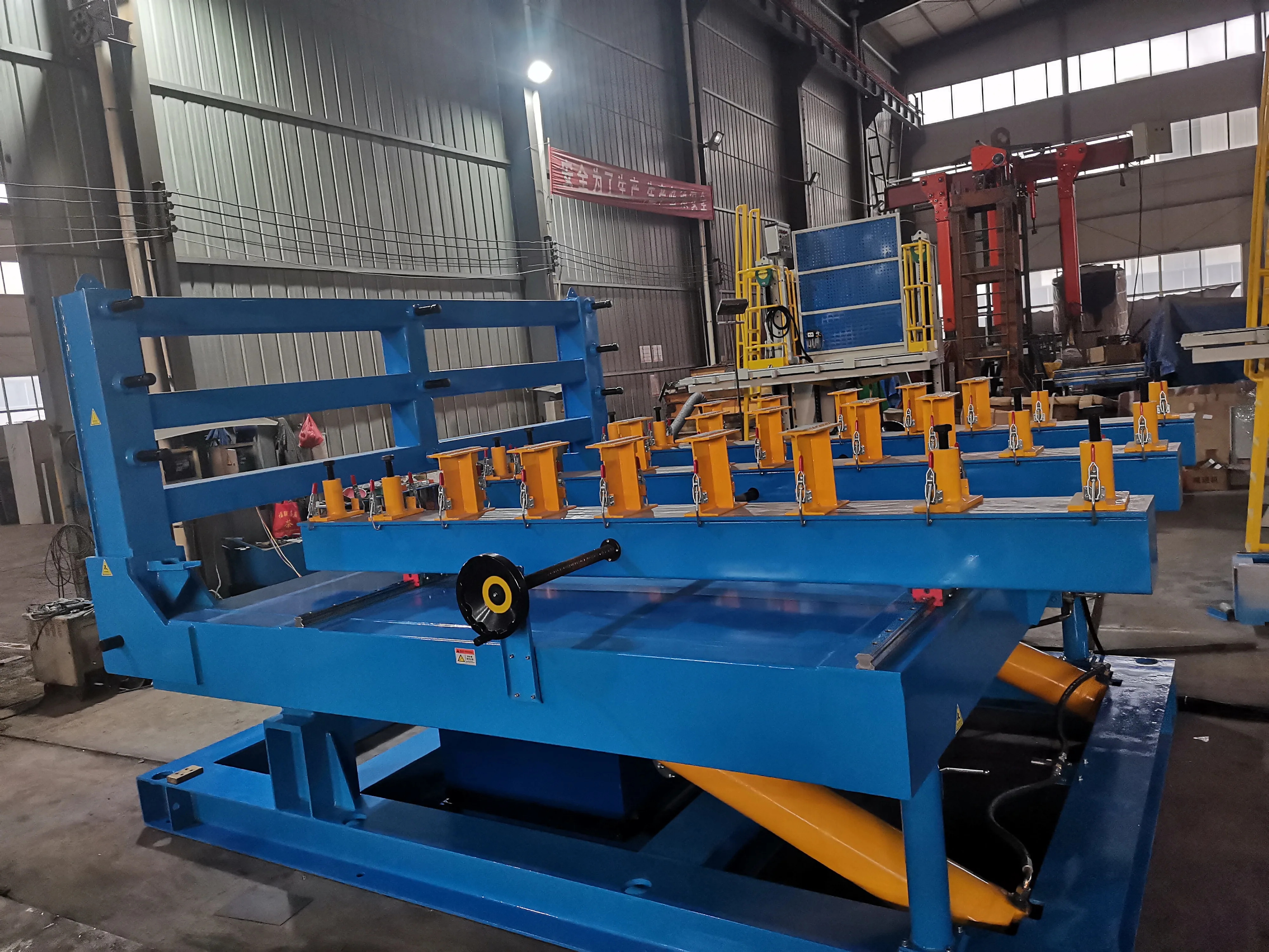 Hydraulic core assembly and turning table