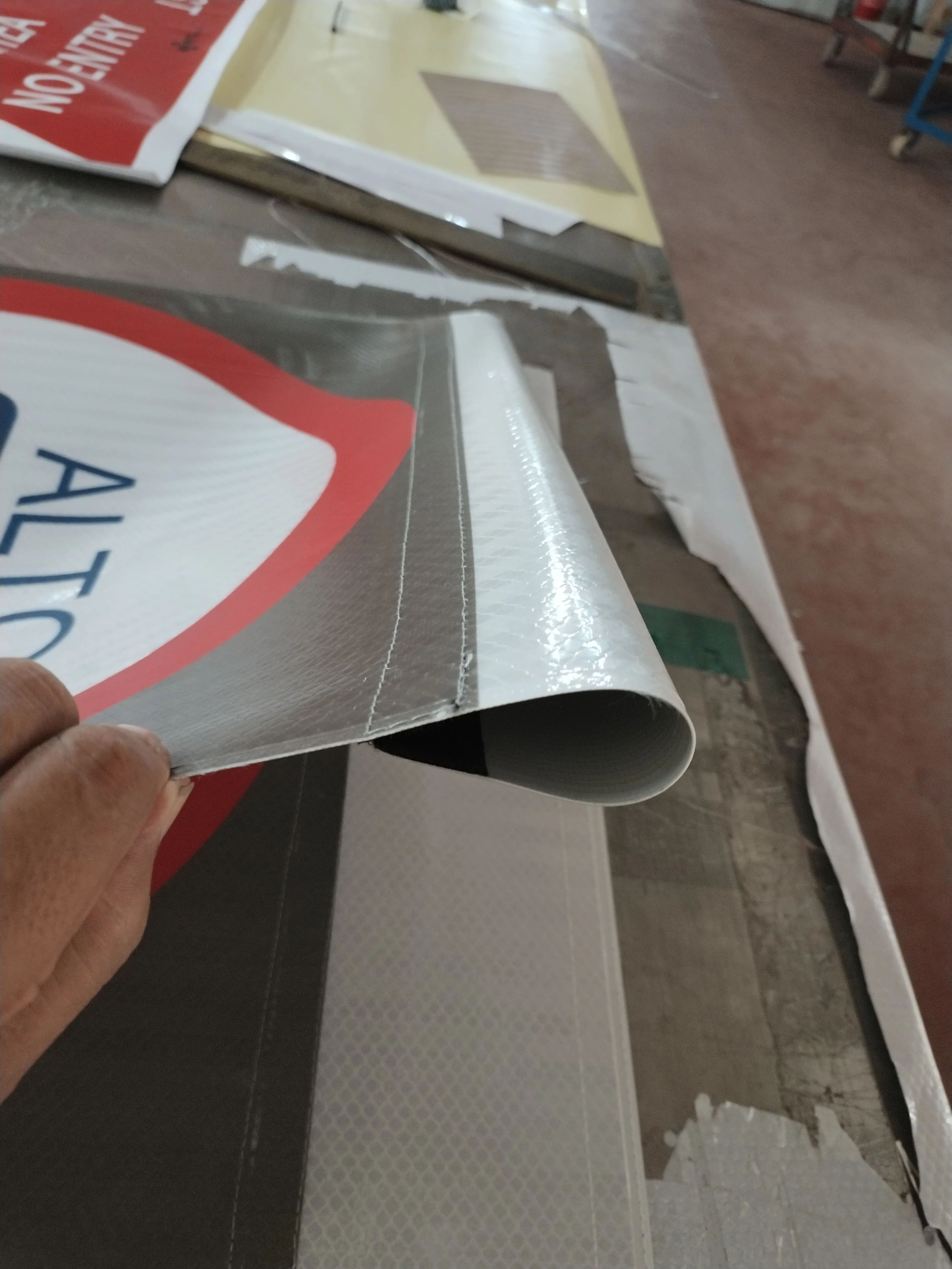 Reflective Spain PVC Prismatic Reflective Rolling Stop Provisional Road Traffic Control Roll Up Tripod Signage Signs