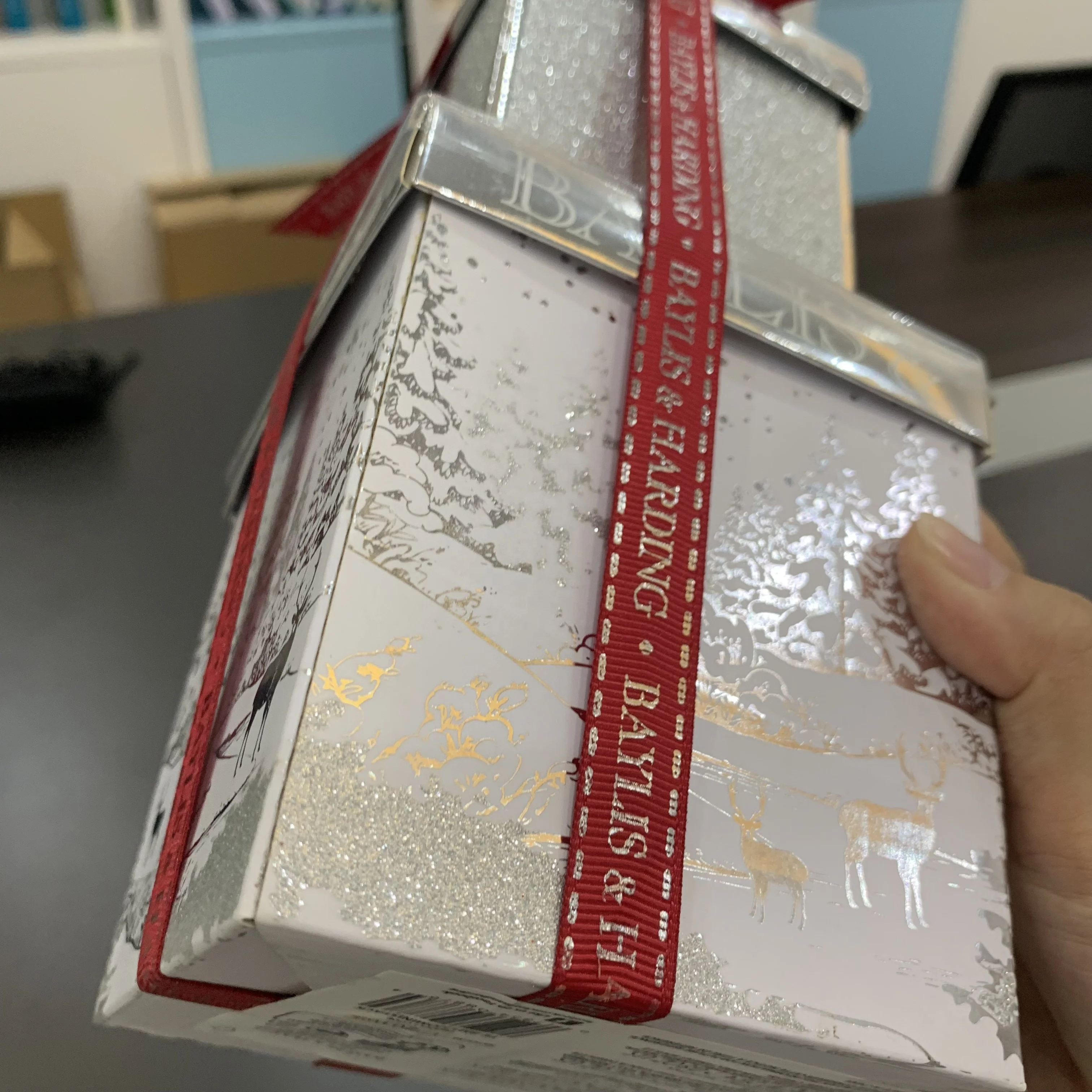 Custom  Silver Paper Luxury Gift Sets Box  For Body Lotion And Wash Packaging