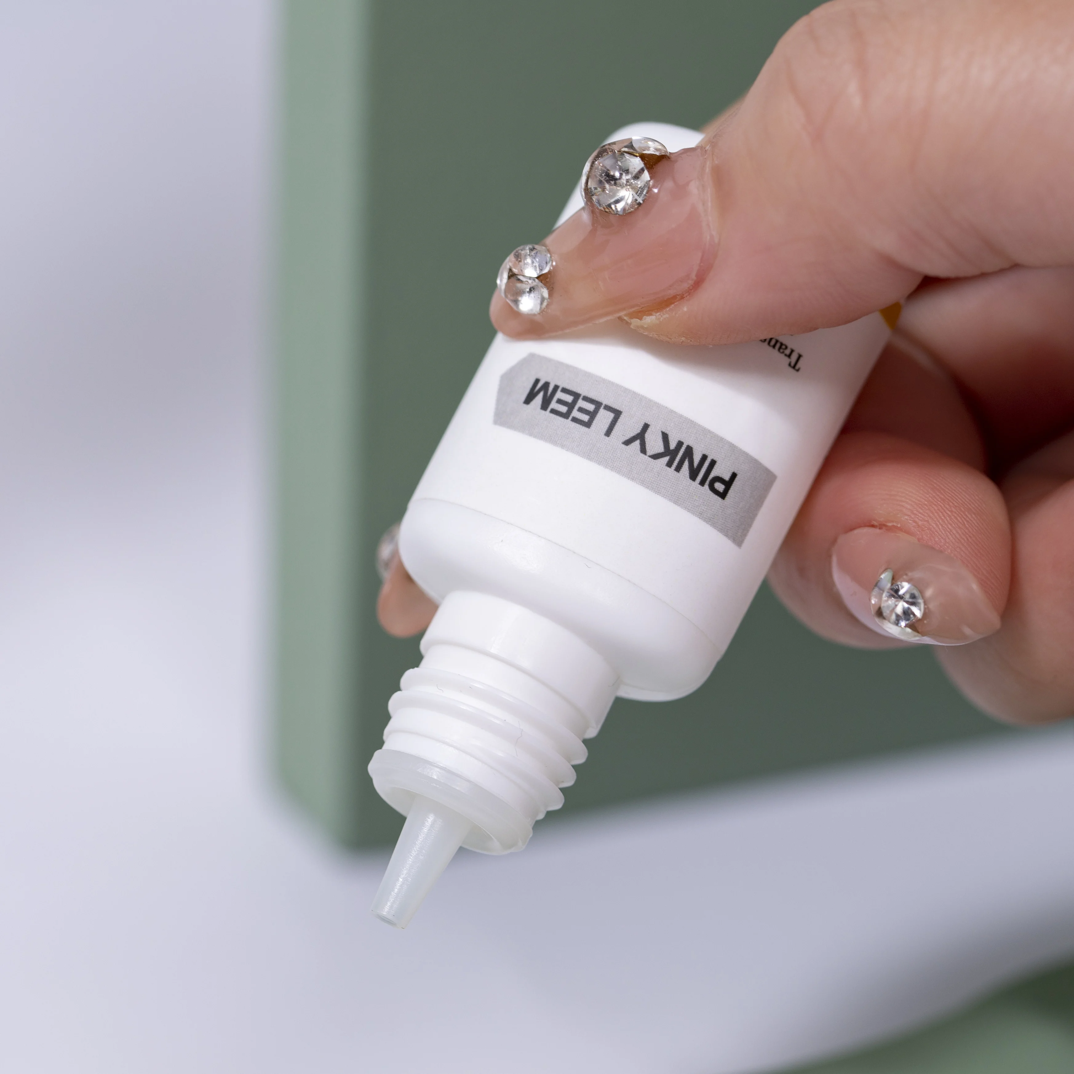 Pinky Leem clear lash glue adhesive no burning fast dryer no formaldehyde oil and water proof lash extension glue