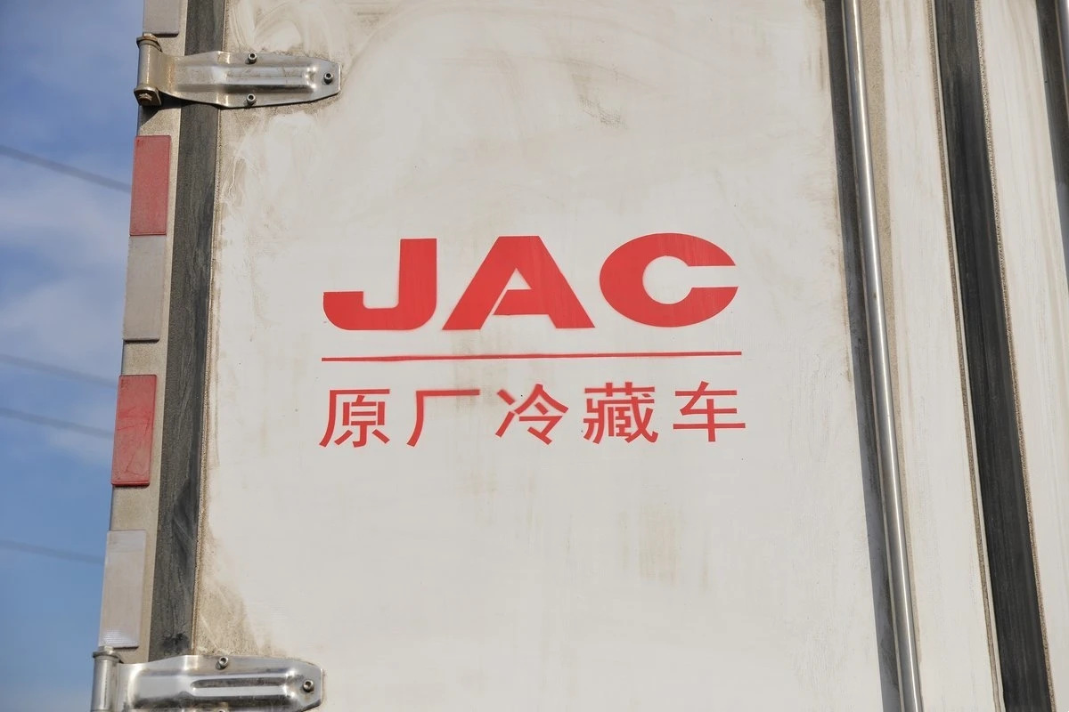 With custom private label 1.1t load 4 x 2 diesel truck refrigerated trailer