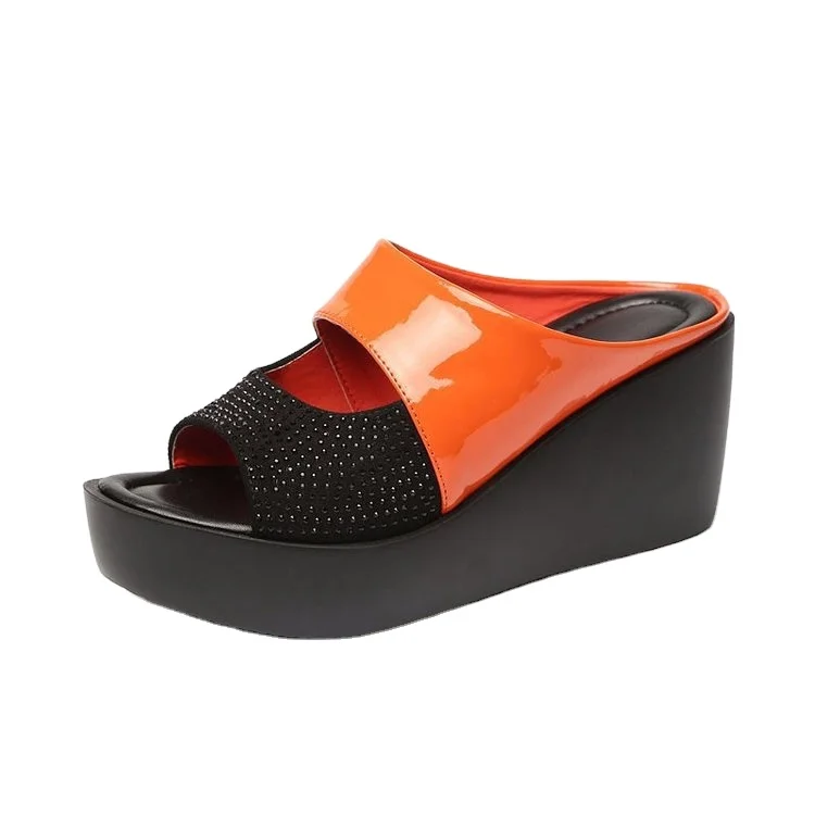 Женские сандалии на танкетке