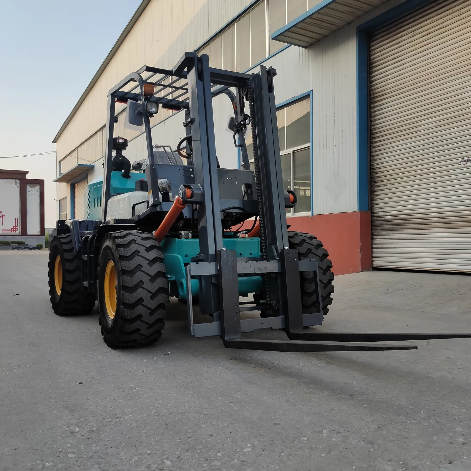 The brand-new four-wheel drive diesel forklift truck is suitable for off-road use in rough terrain.