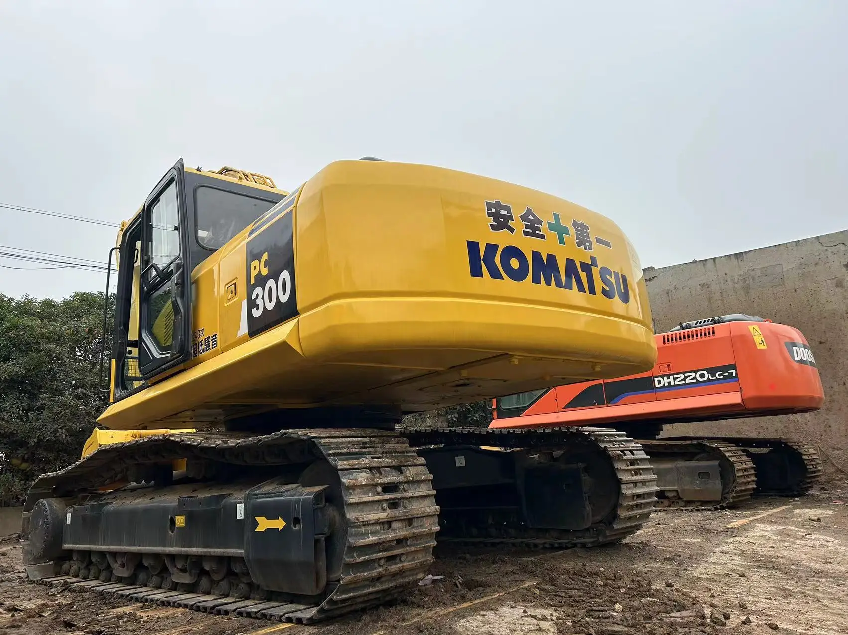 Made in Japan Japanese brand machinery Komatsu 300 used excavator Best price for sale working hours low