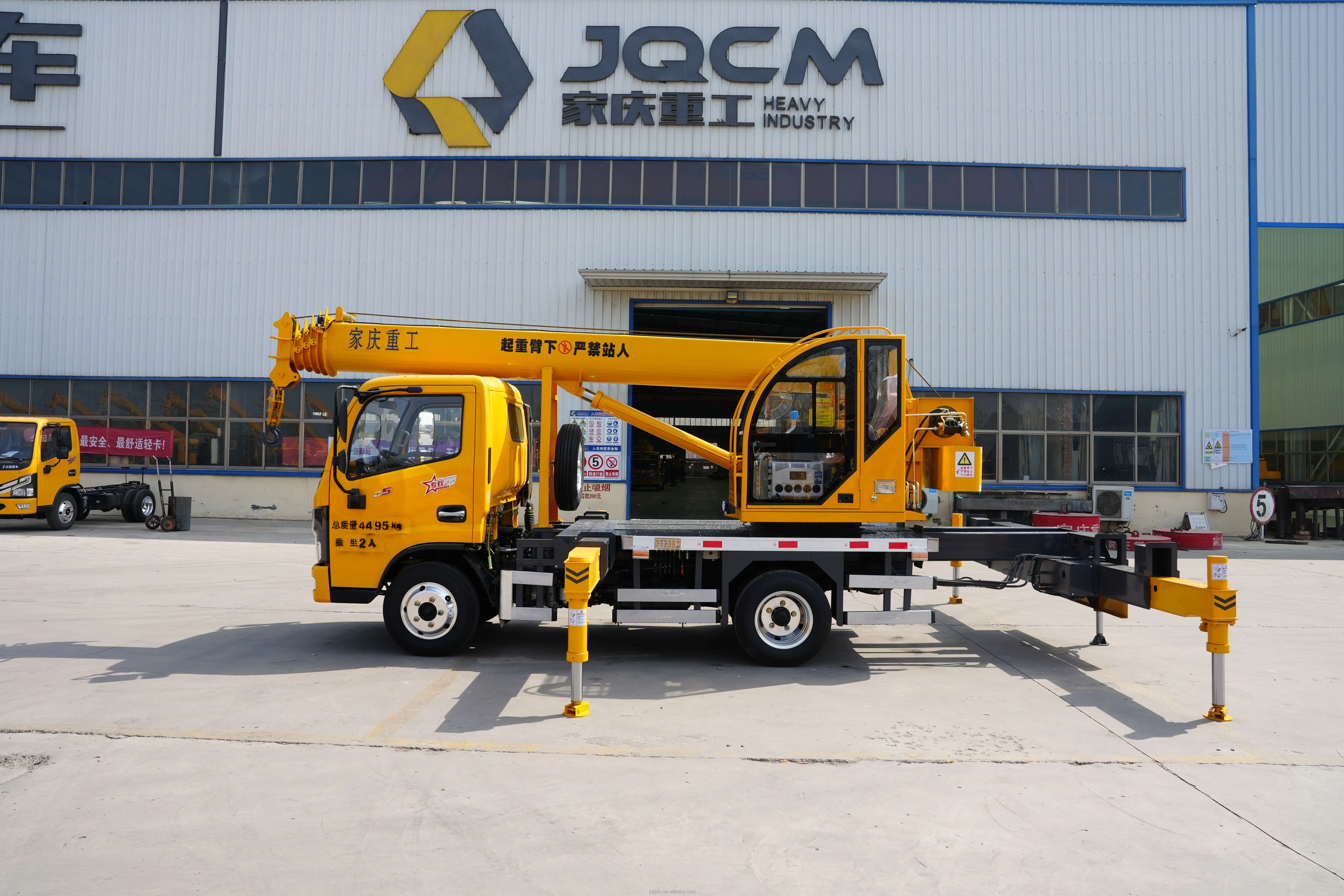 Global sales satisfaction guarantee Dongfeng five tons truck crane