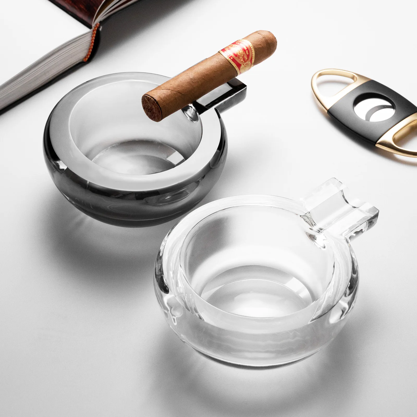 High Quality Wholesale Crystal round Mini Glass Ashtray Silver Gray Modern Design for Cigar Ashtray