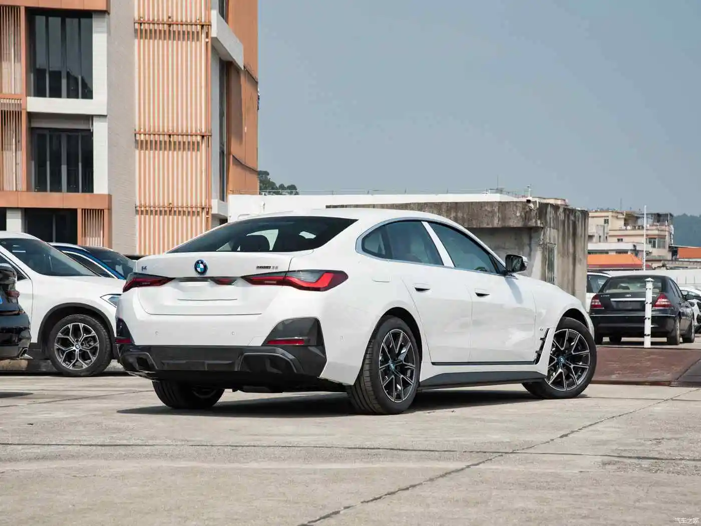 BMWs I4 2024 5-местный Электрический произведенный в Китае Новый энергетический автомобиль высокопроизводительный электромобиль с максимальной скоростью 218 км/ч