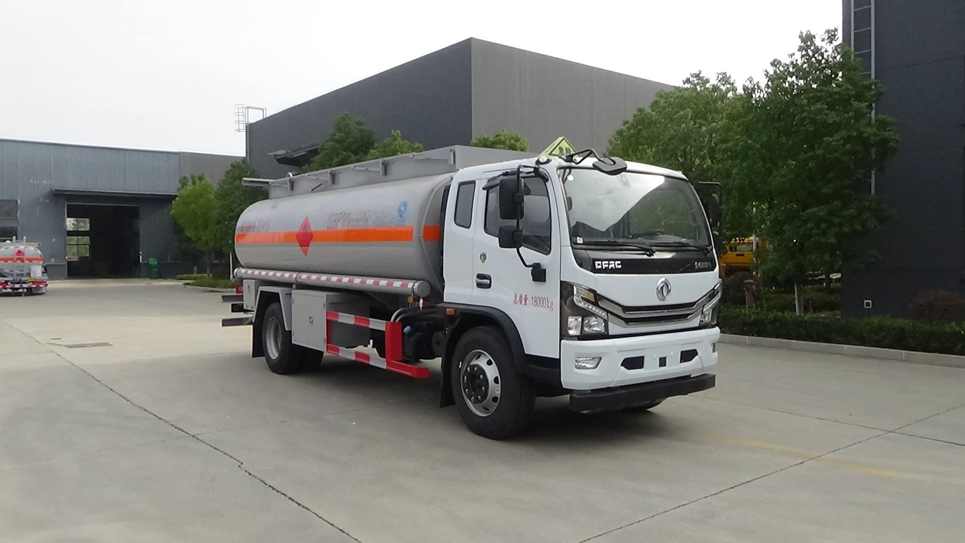 Топливный танкер большой емкости Dongfeng 13 5 м3: новый привод 4x2 с механической коробкой передач для эффективной доставки нефти и химикатов