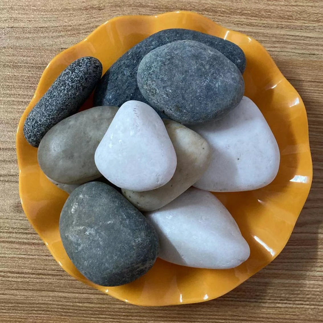  Manufacturers supply cheap colored pebble