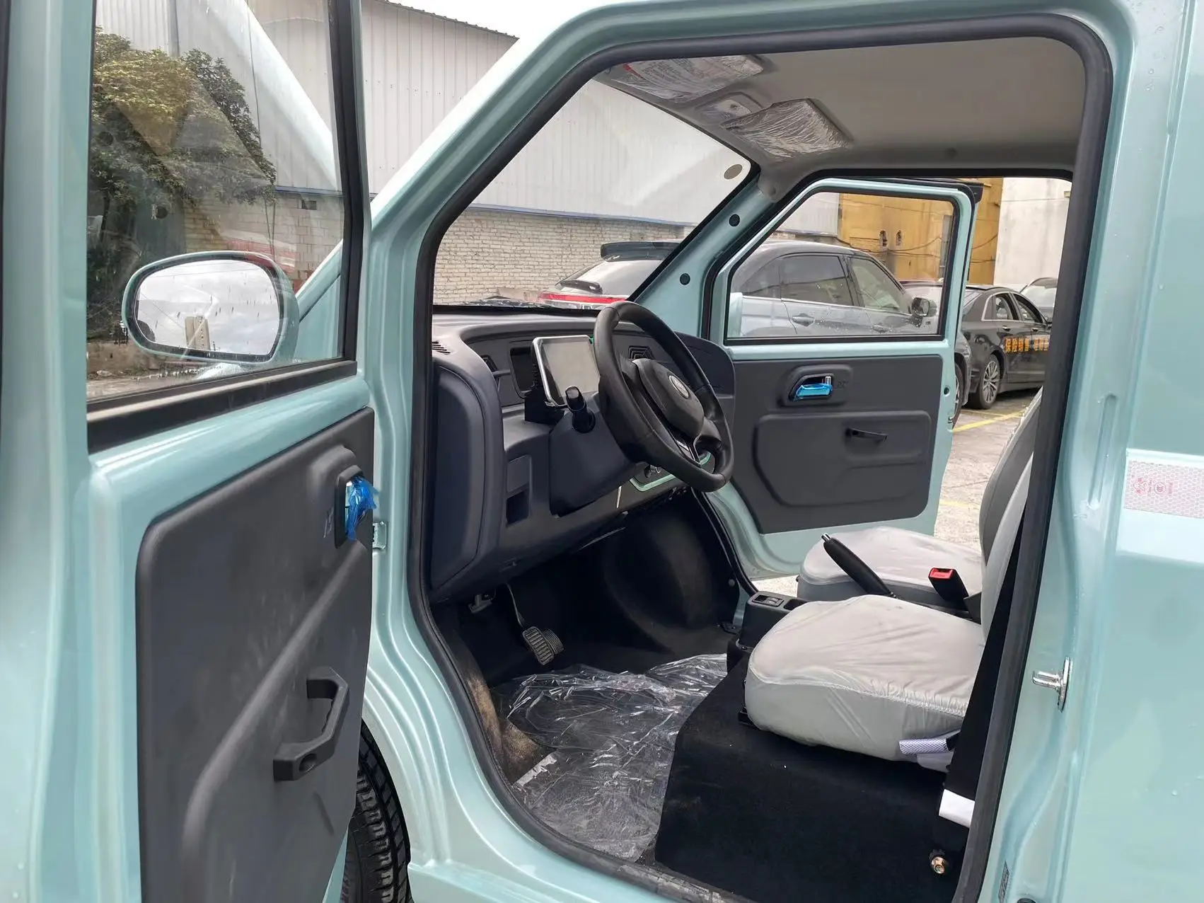 Factory Supply 3.3kw speed charging 71km/h 200km 2024 4 wheeler small mini new energy vehicles for adults Used Cars