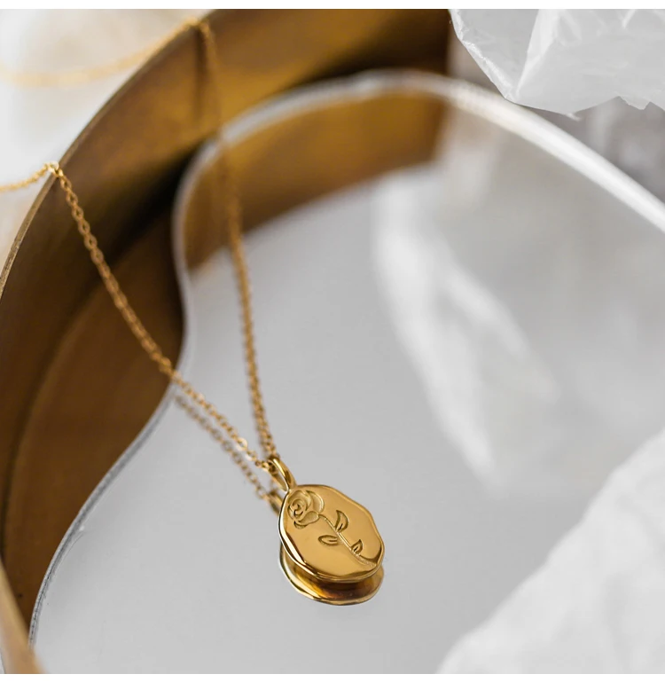 Wholesale Stainless Steel Jewelry Dainty Flower Engrave Design 18K Gold Plated 12 Birthstone Pendant Necklace