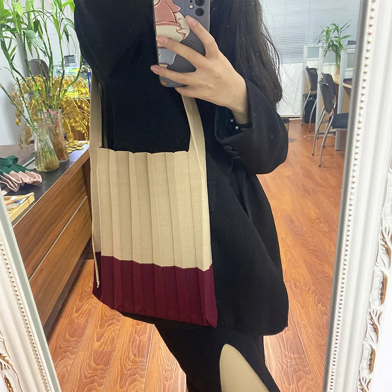 Casual design Contrasting colors knitted shopping bag Women knitting tote handbags ruched pleated bag expandable bags