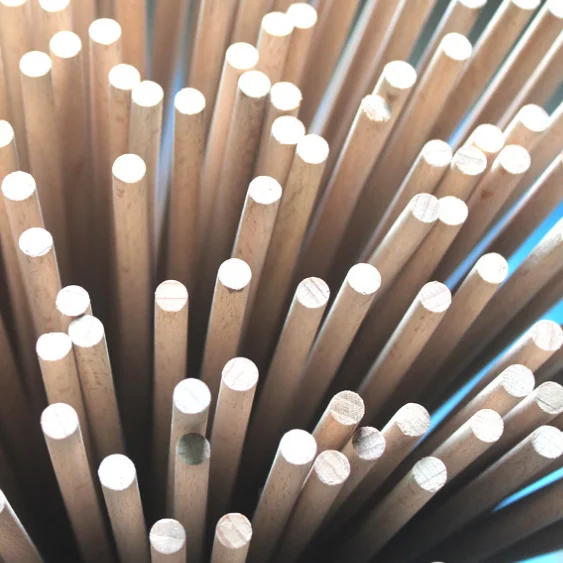 Цветные окрашенные круглые палочки из массива дерева