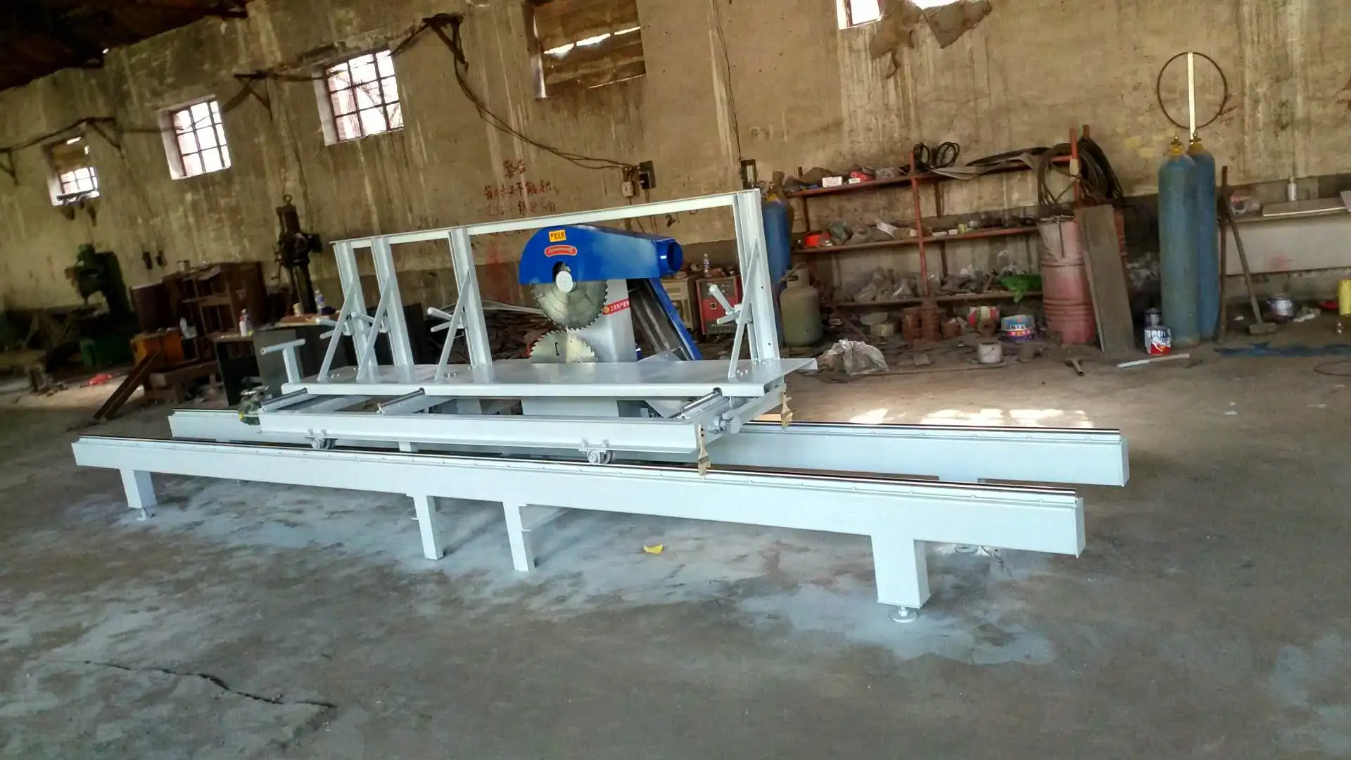 Портативная лесопилка большого диаметра для обработки твердых материалов