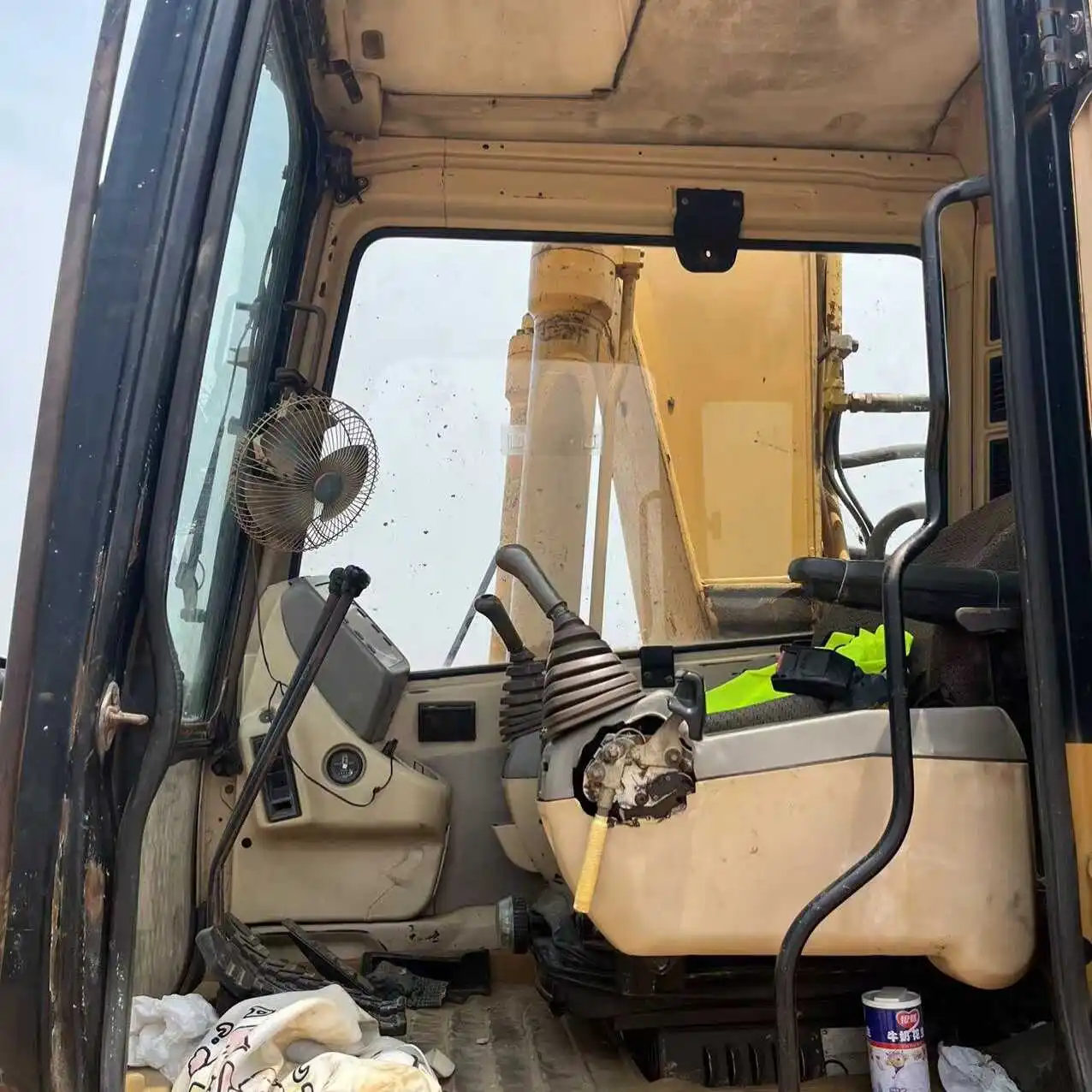 Практически новая гусеничная машина б/у экскаватор Cat320B Б/у гусеничный