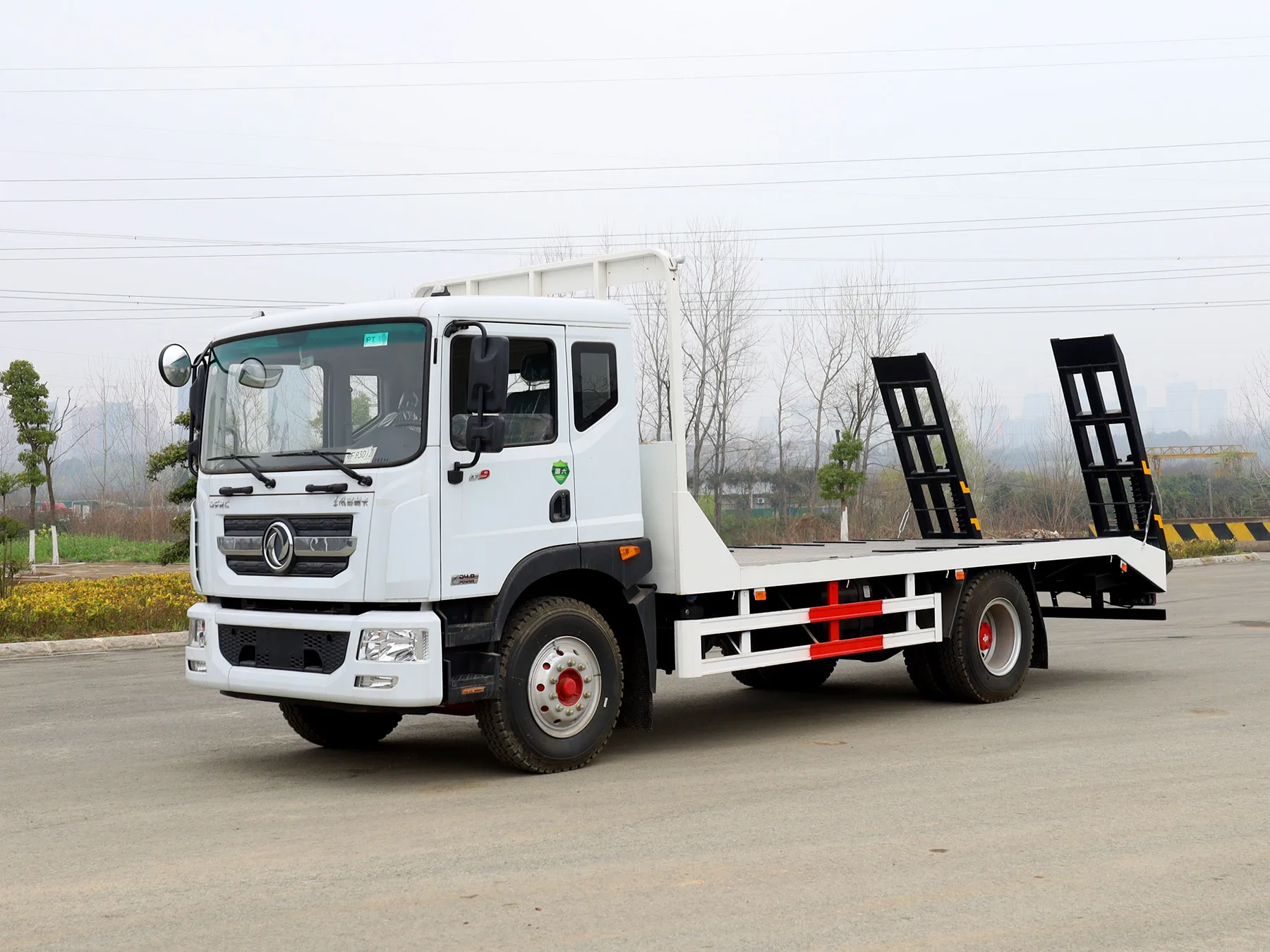 Dongfeng D9 4X2 грузовик с платформой и задней металлической лестницей для погрузки автомобиля продажи в