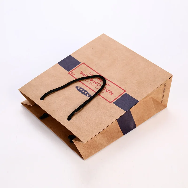 Recyclable kraft paper bag with handle carrying capacity is strong professional can customize gift shopping paper bags