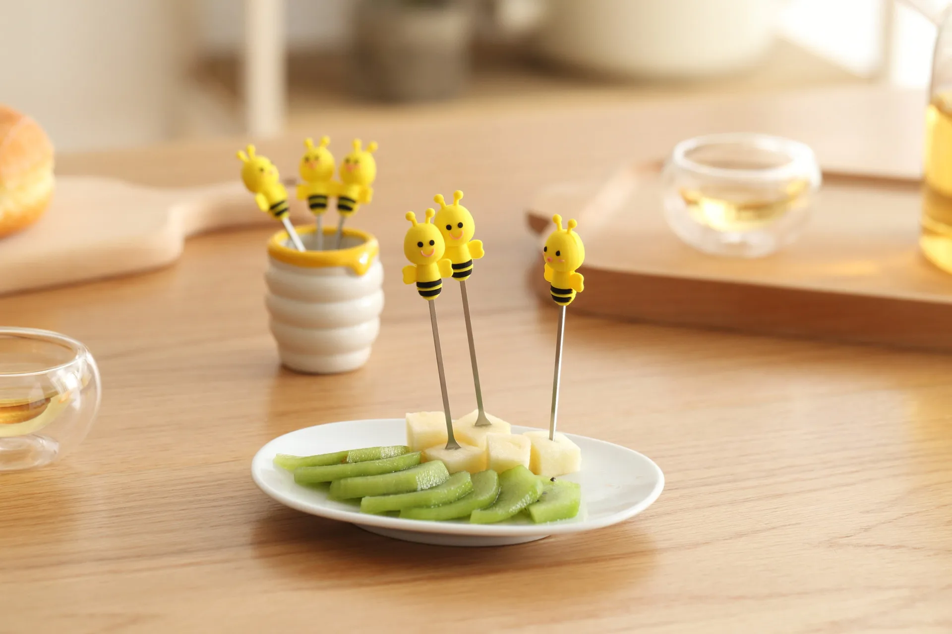 MM 7 Pcs/set Cute Cartoon Party Decoration Stainless Steel Cake Dessert Salad Forks Food Pick Bee Fruit Fork With Ceramic Holder