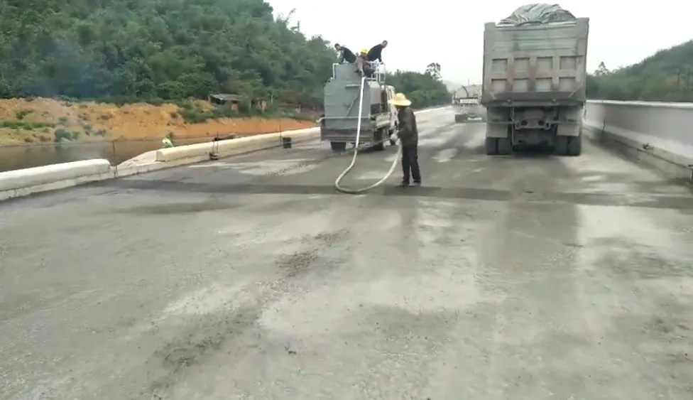 Mobile Asphalt speader cement spraying machine for pavement construction