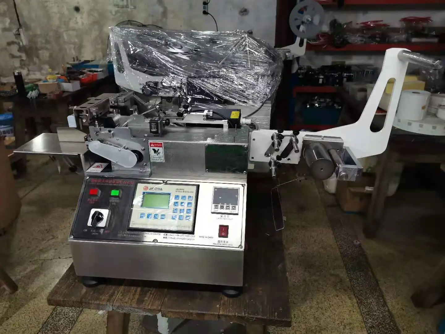 JQ-3010 High Speed Small Size Desktop Type Nylon Taffeta Label Cutting Machine for Cotton Tape and Clothing Wash Care Labels