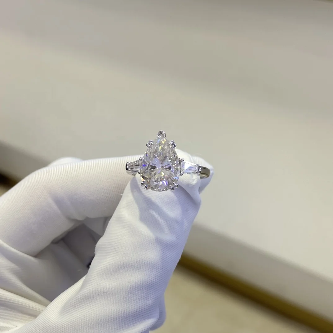 Three Stone Ring Pear Cut Moissanite Classic Style 18K Gold Ring High Quality 5 claw Fine Jewelry Rings