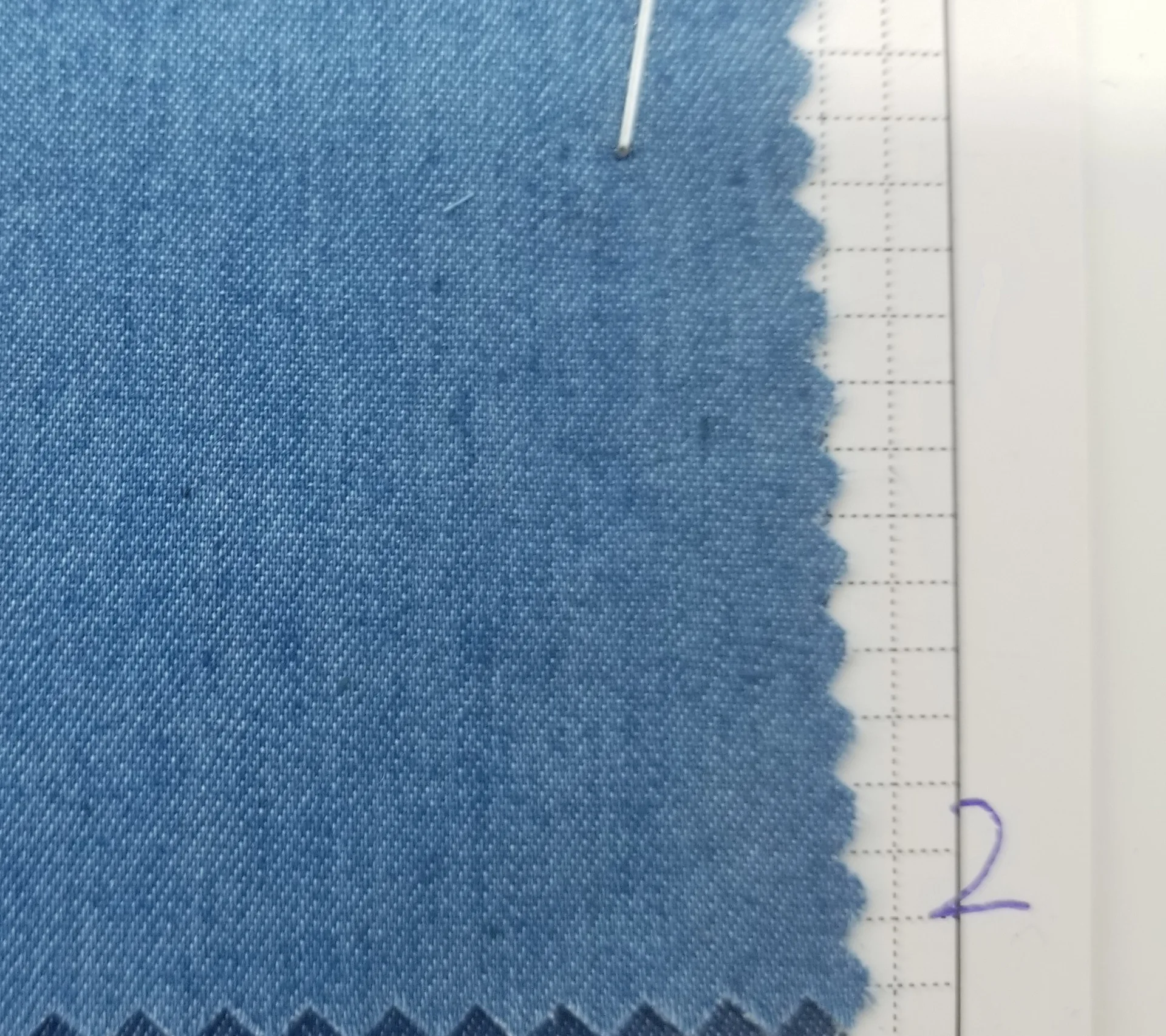  Готовая готовая тонкая Потертая джинсовая ткань 4 унции Полиэстеровая хлопковая ширина 145 см пряжа 32 * 100D используется для летней рубашки платьев брюк