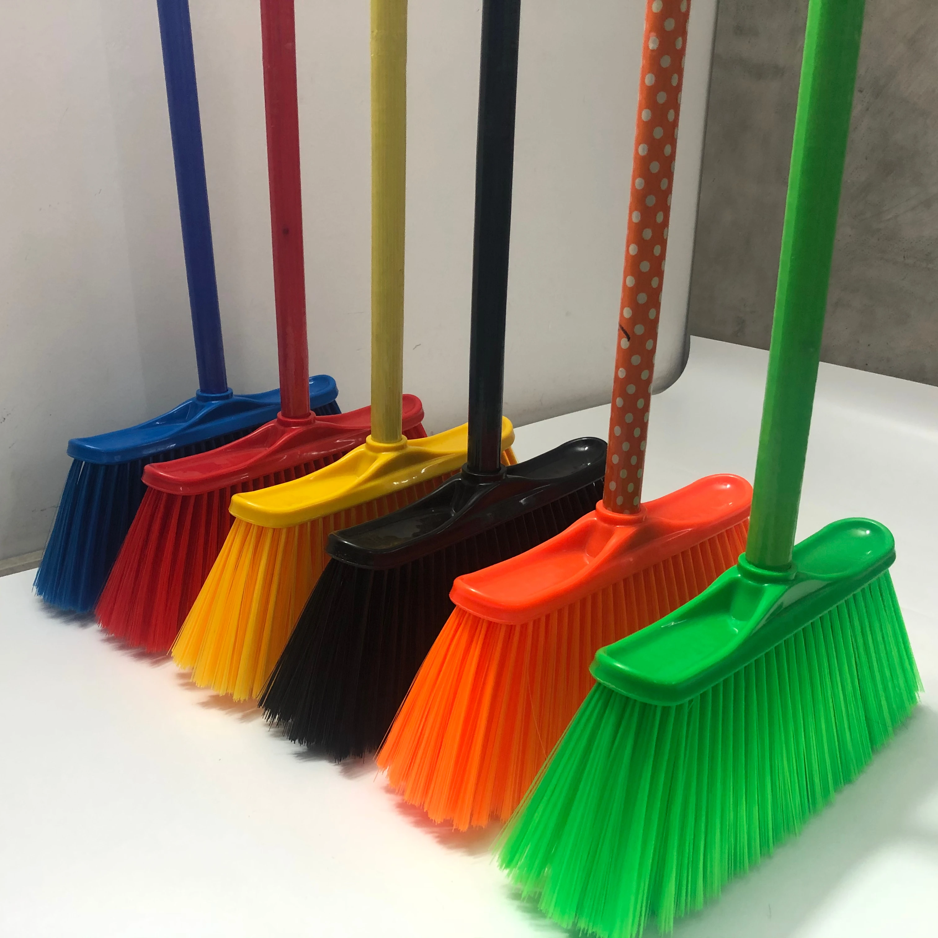 Household Items Plastic Bristle Broom Wooden Stick Handle PET PP Broom Head Eucalyptus Wood Broomstick Indoor Garden Mop Usage