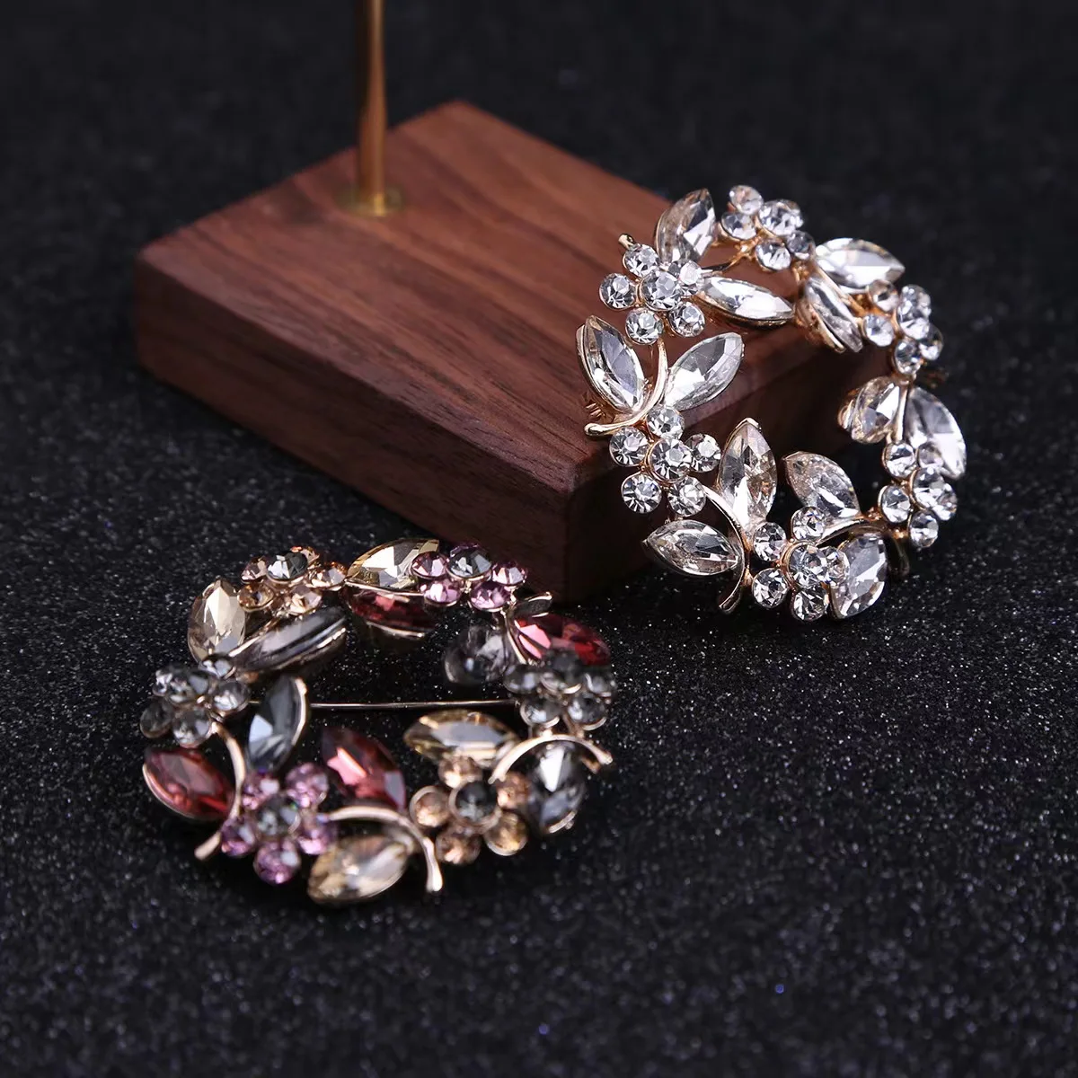 Wholesale Colorful Crystal 6 Flower Brooches for Women