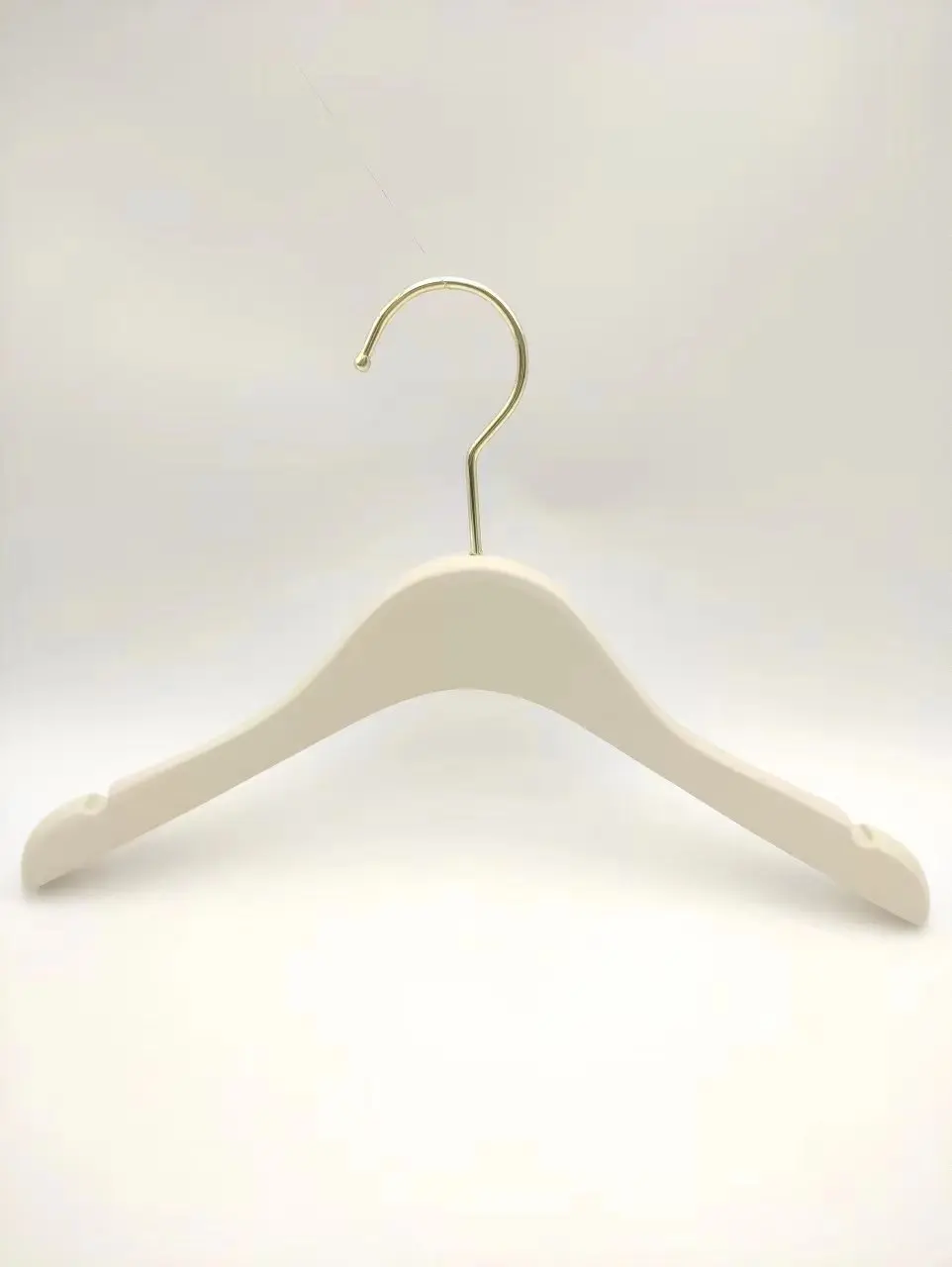 Wholesale coat hanger with non-slip shoulder design hanger, material plastic acrylic wooden hanger