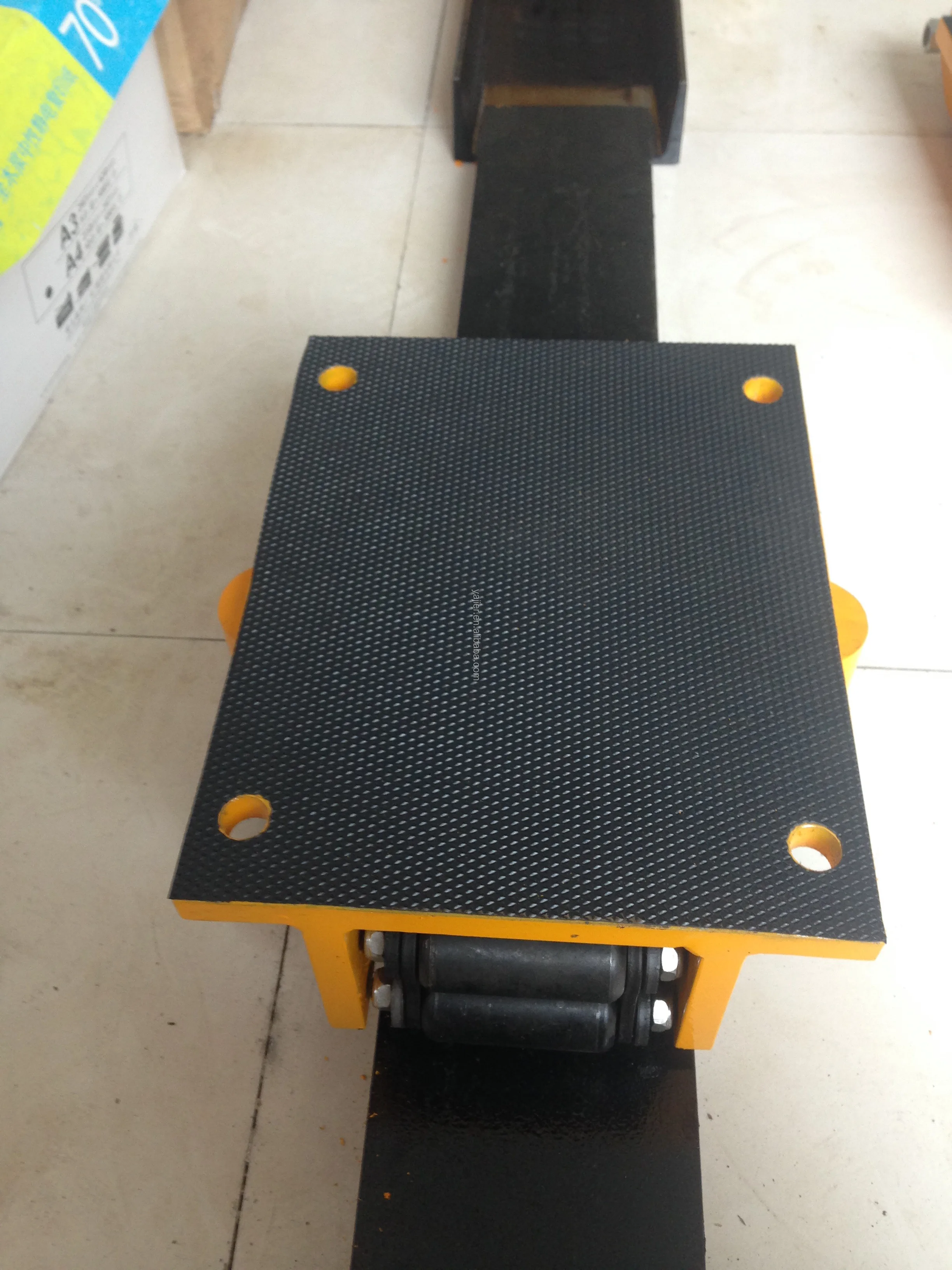 moving cargo trolley  (3).png