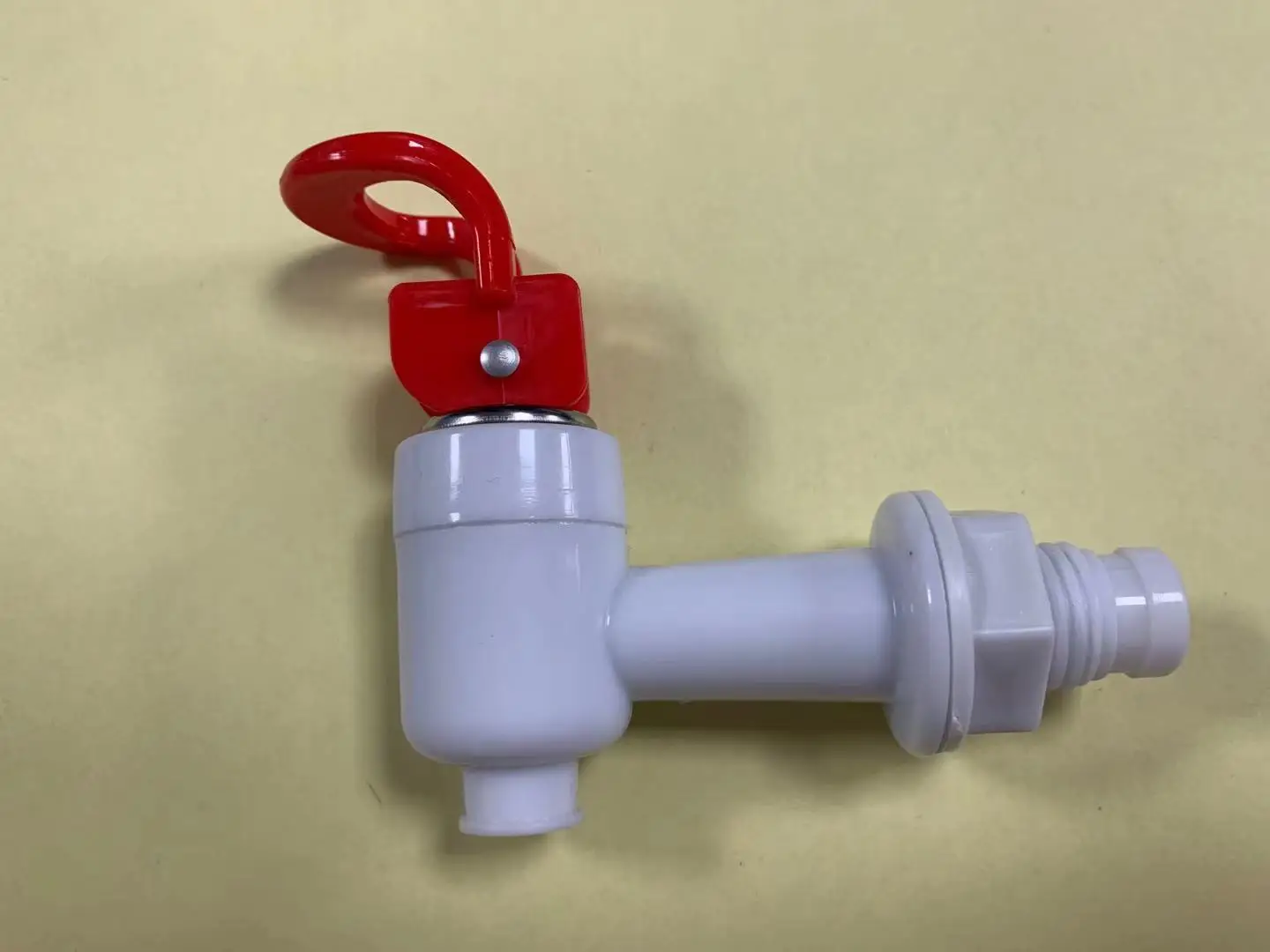 Пластиковый кран для питьевой воды