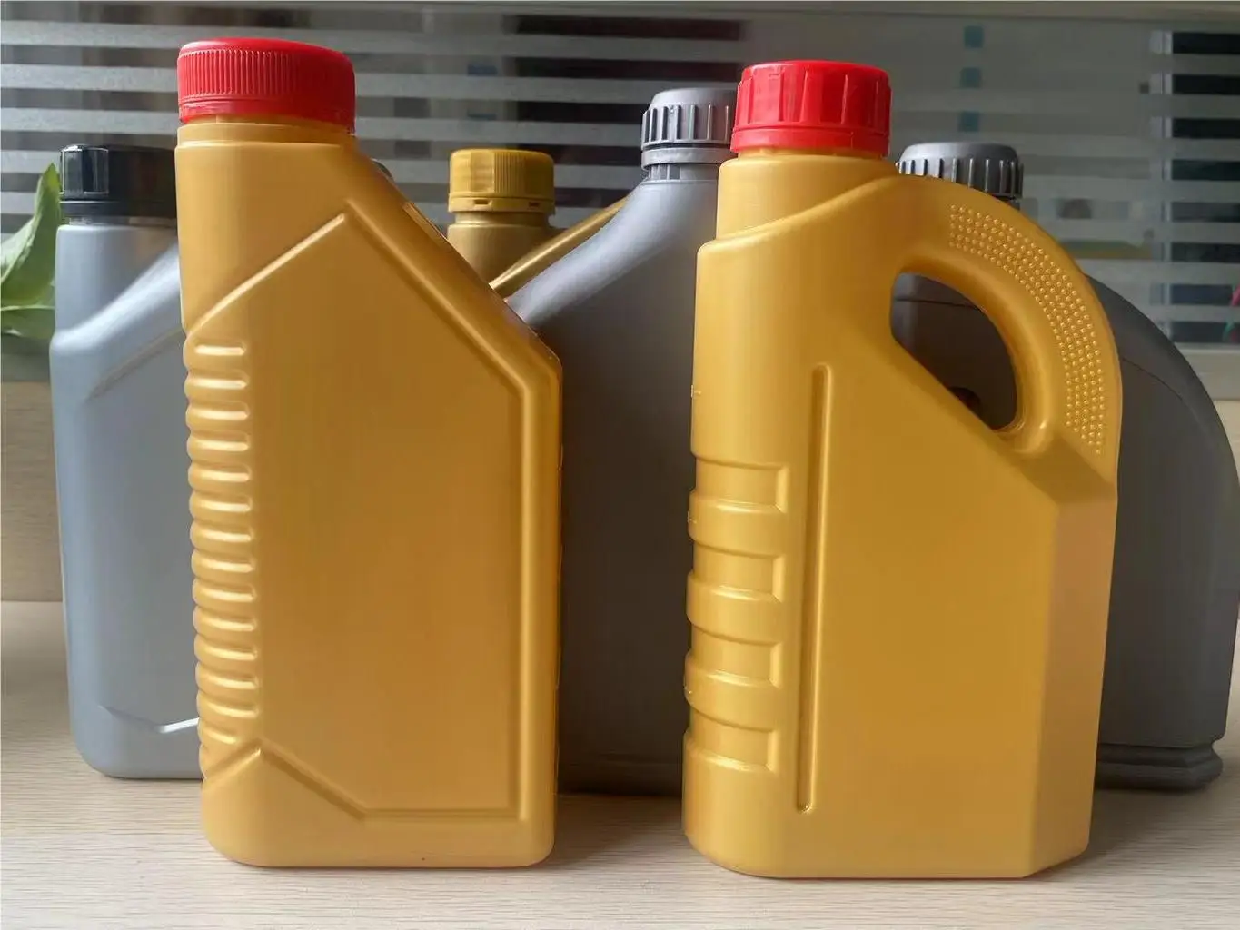PP Wholesale engine Oil Bottle with Pour Spout empty 1l plastic engine oil bottle