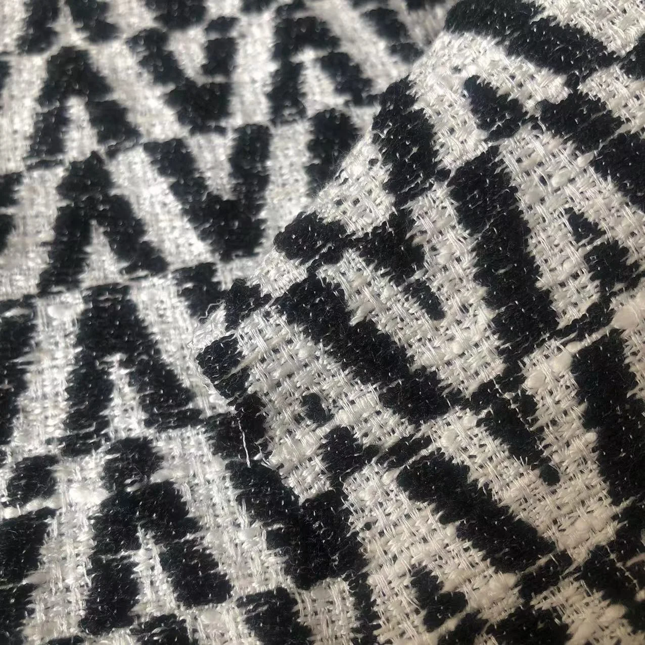 43polyester 57viscose All-season black and white classic V-shaped jacquard knitted fabric
