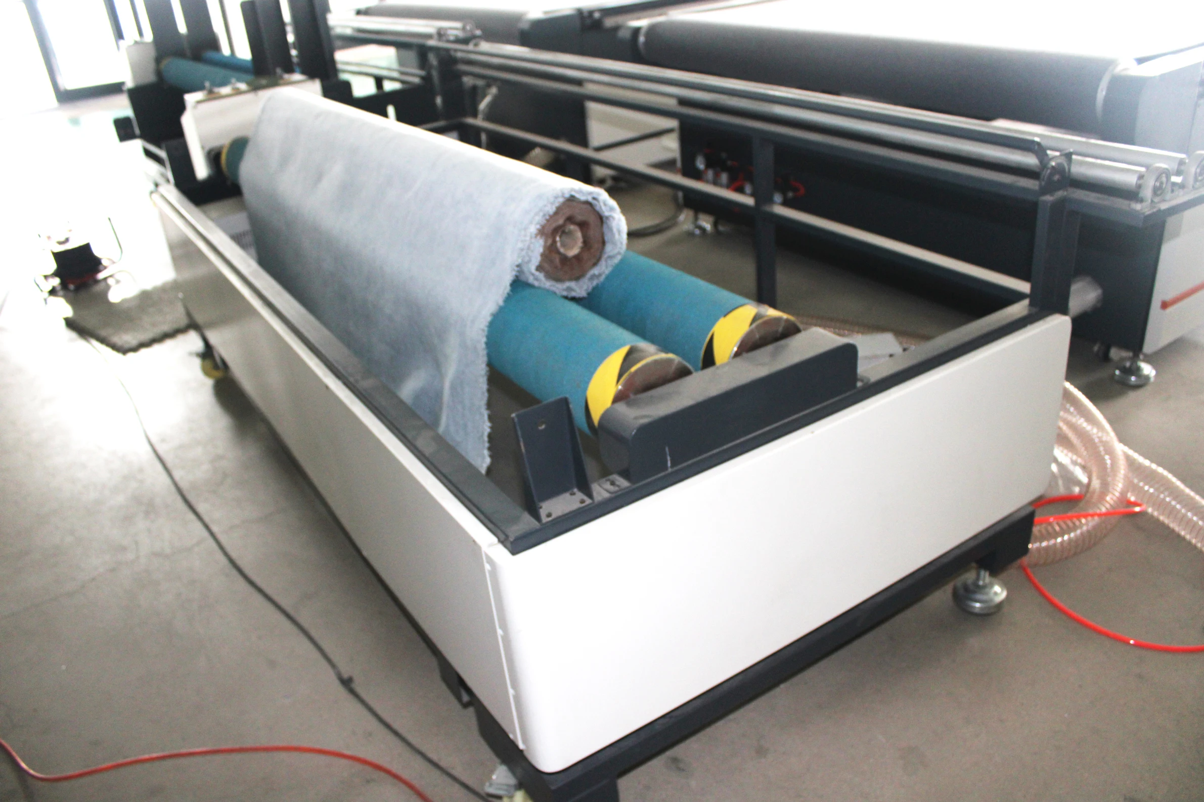 automatic feeding cutting machine with automatic correction bracket for textile cutting  oscillating knife cutting machine