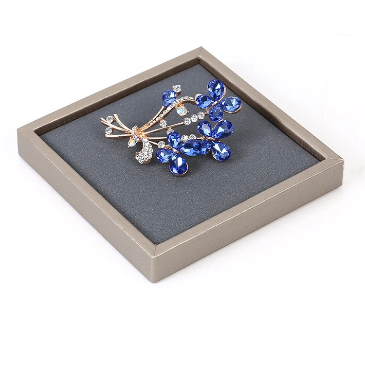 Luxury Custom leather jewelry display props wholesale necklace bracelet ring window jewellery display set