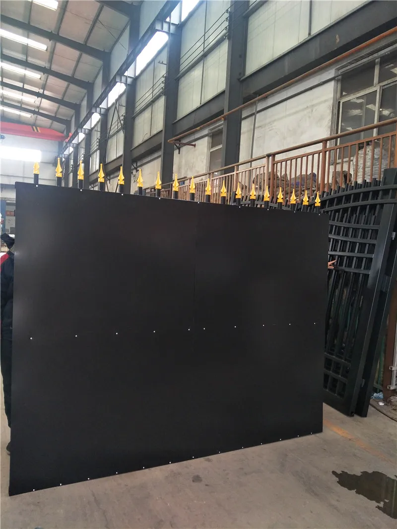 Black privacy fence ..jpg