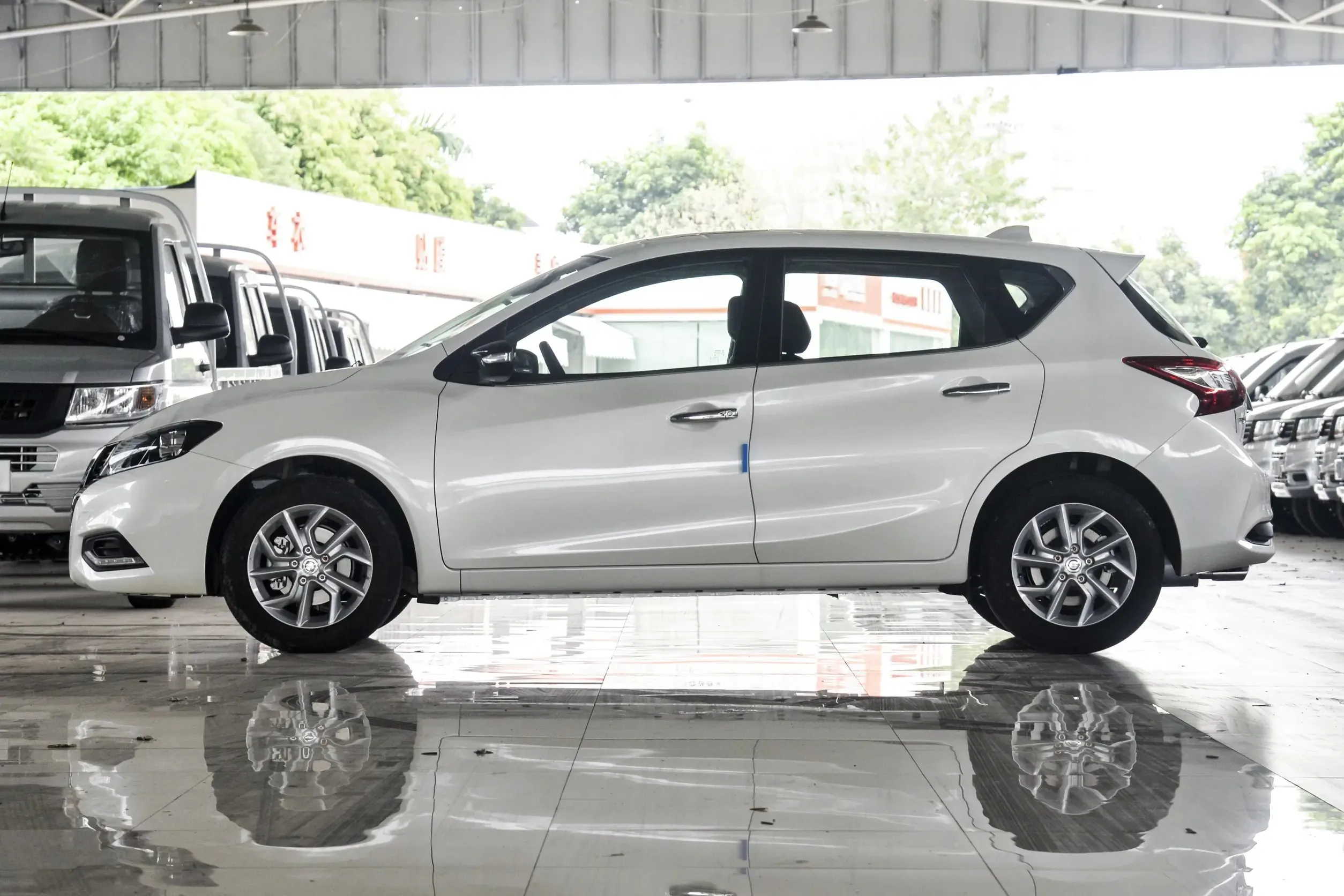 2024 Dongfeng Nissan TIIDA Hatchback 1.6L 122PS Sedan Gasoline Fuel Left Steering Five-Door Five-Seat Leather Manual Gearbox