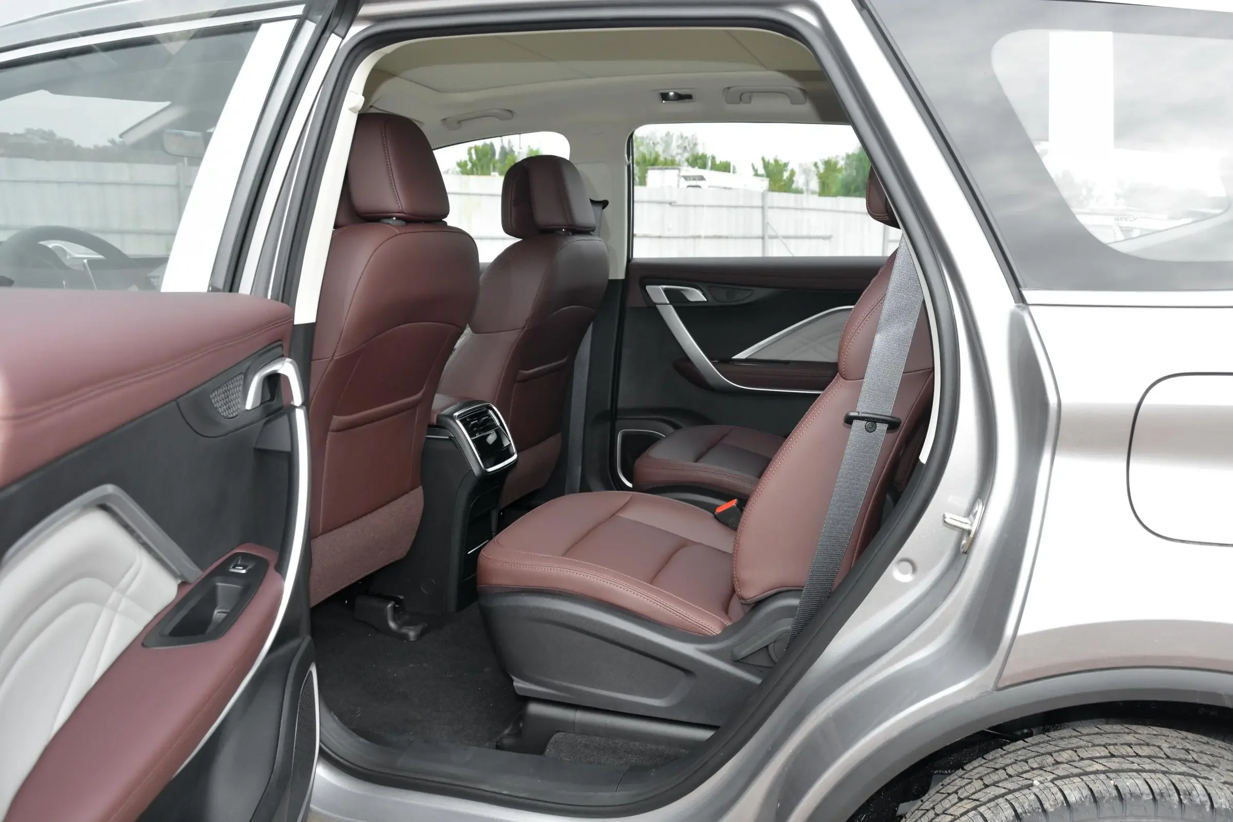 Direct factory price hybrid vehicle Geely Jiaji PHEV Left steering high speed petrol auto 6-seater electric MPV new cars